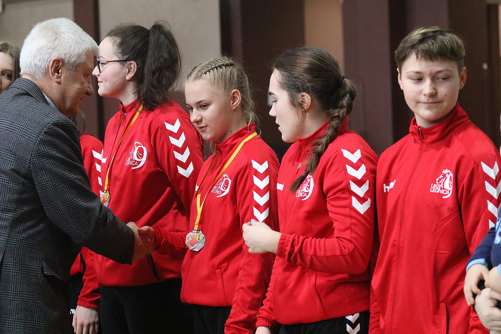 Ceremonia wręczenia złotych medali dla piłkarek ręcznych
