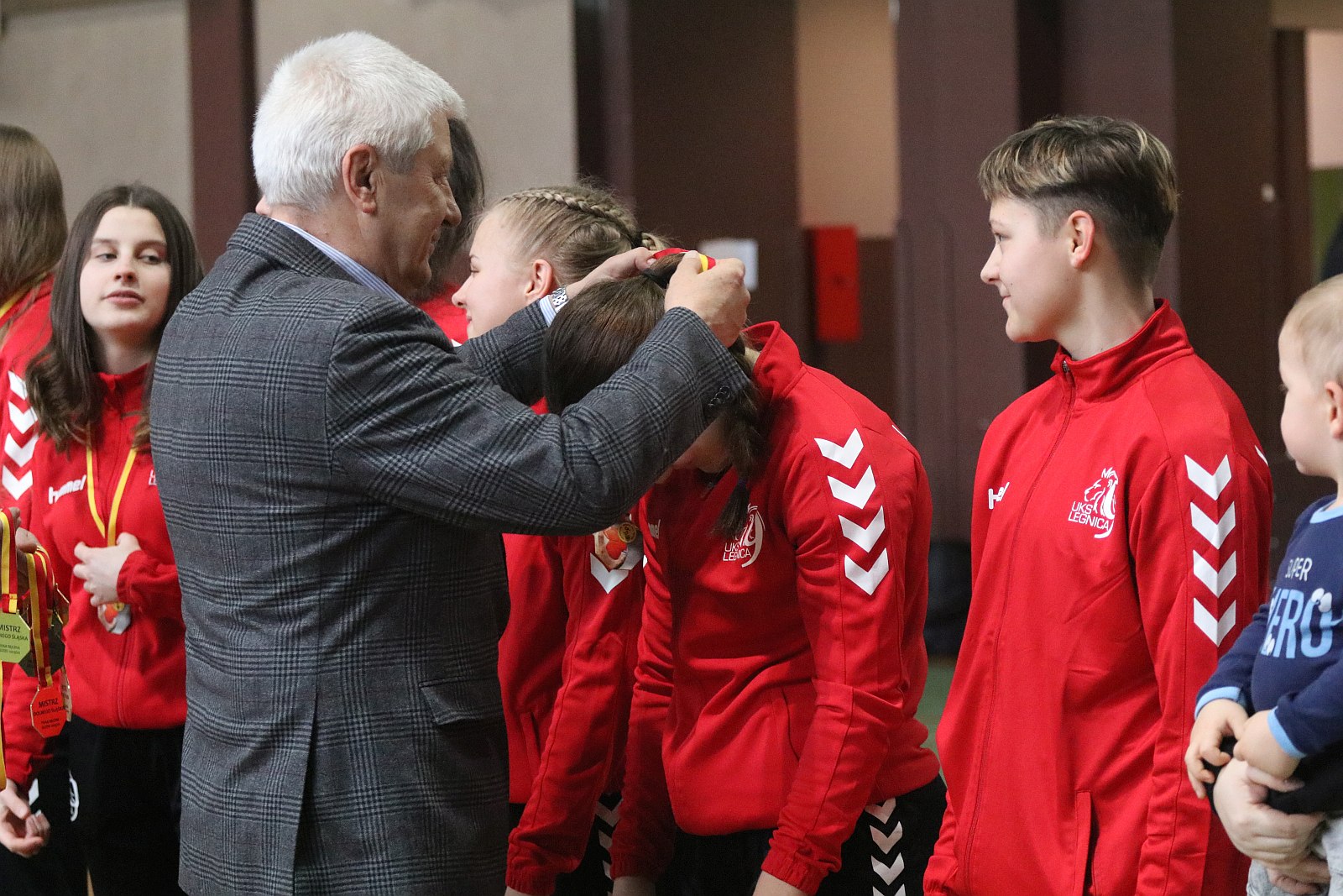 Ceremonia wręczenia złotych medali dla piłkarek ręcznych