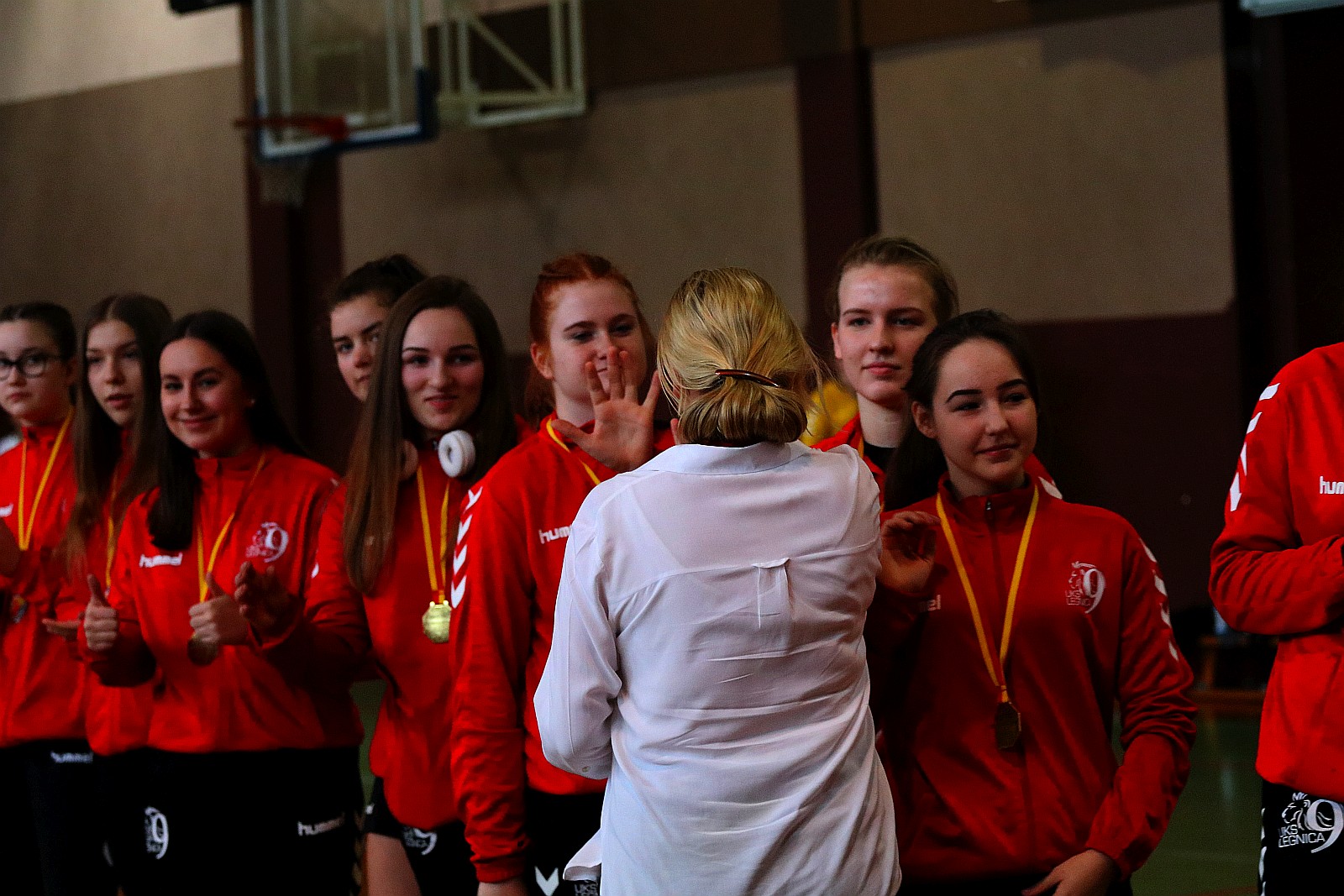 Ceremonia wręczenia złotych medali dla piłkarek ręcznych