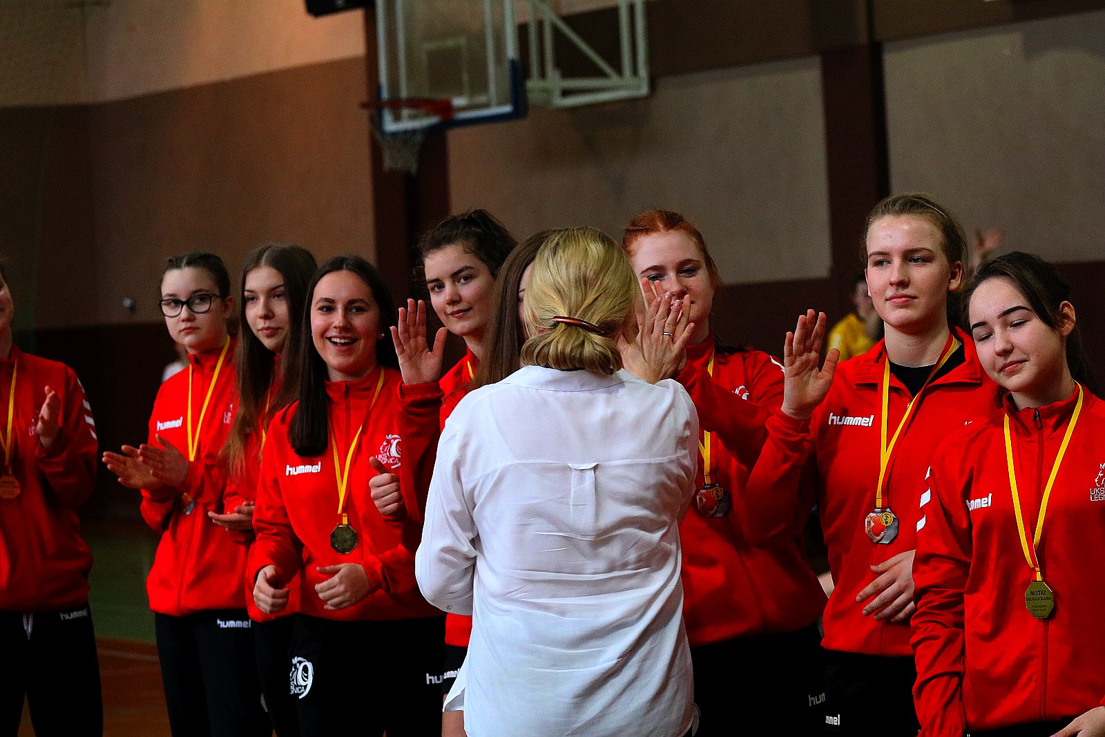 Ceremonia wręczenia złotych medali dla piłkarek ręcznych