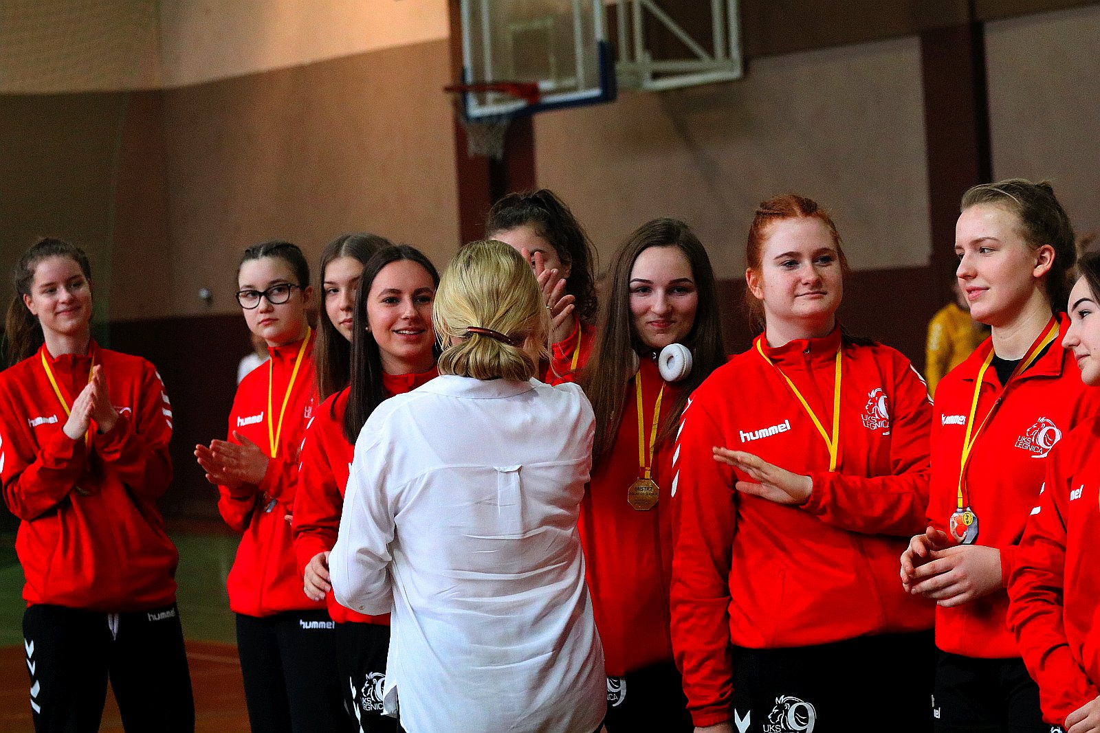 Ceremonia wręczenia złotych medali dla piłkarek ręcznych