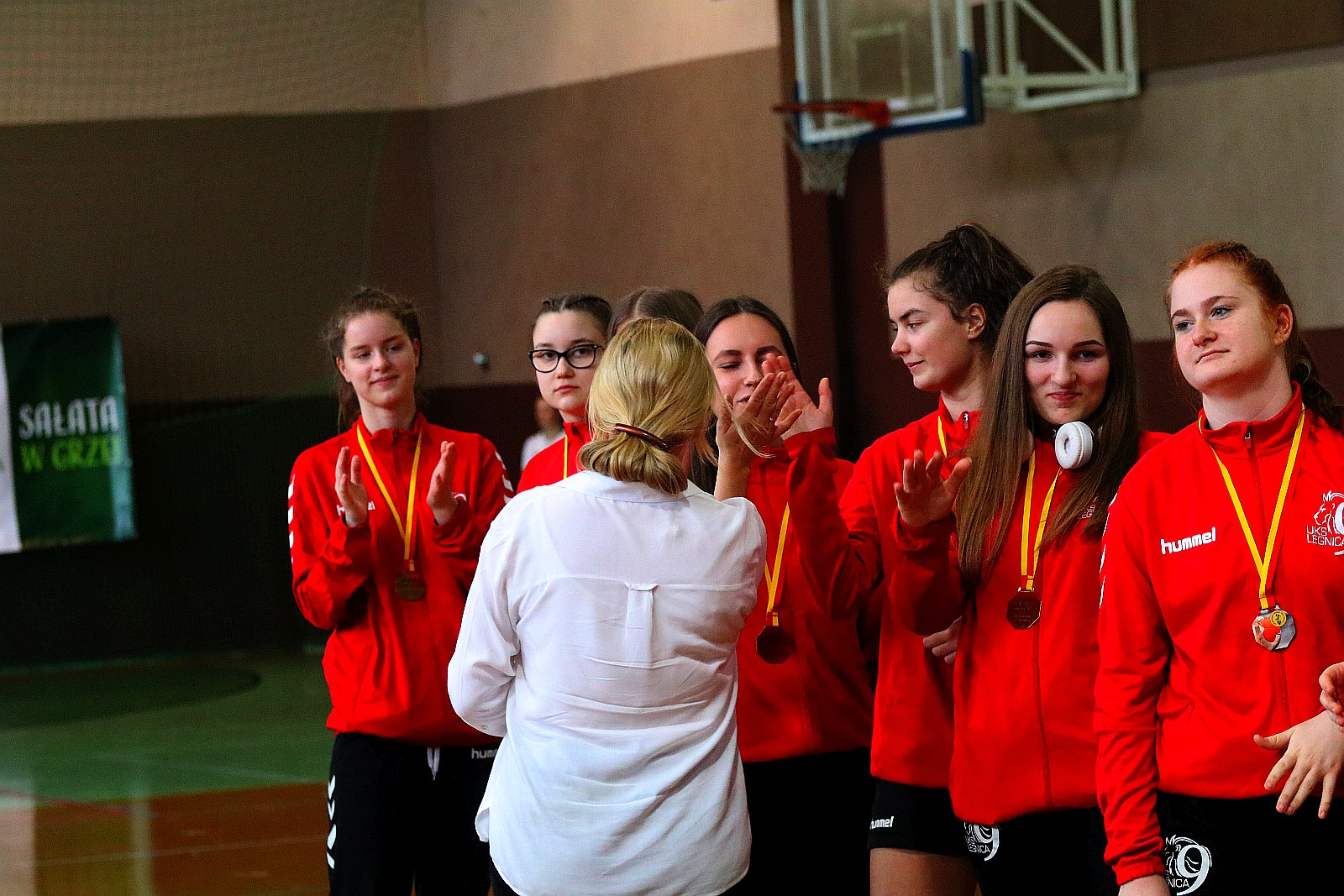 Ceremonia wręczenia złotych medali dla piłkarek ręcznych