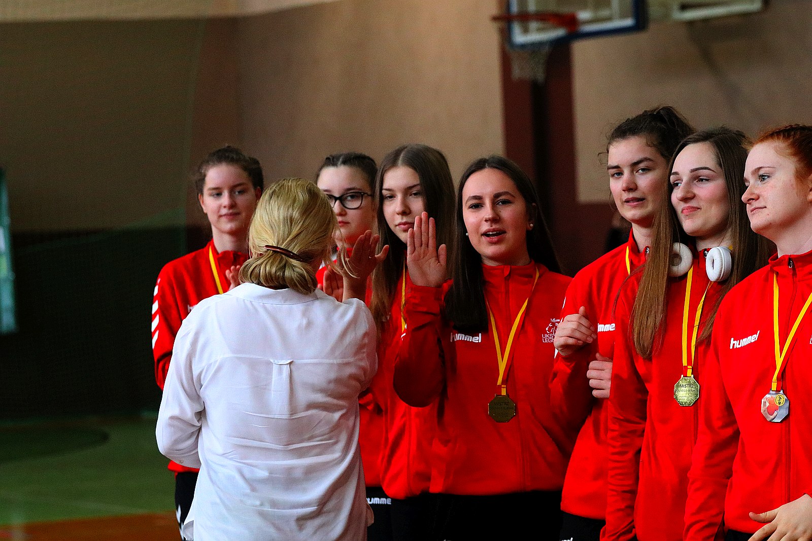 Ceremonia wręczenia złotych medali dla piłkarek ręcznych