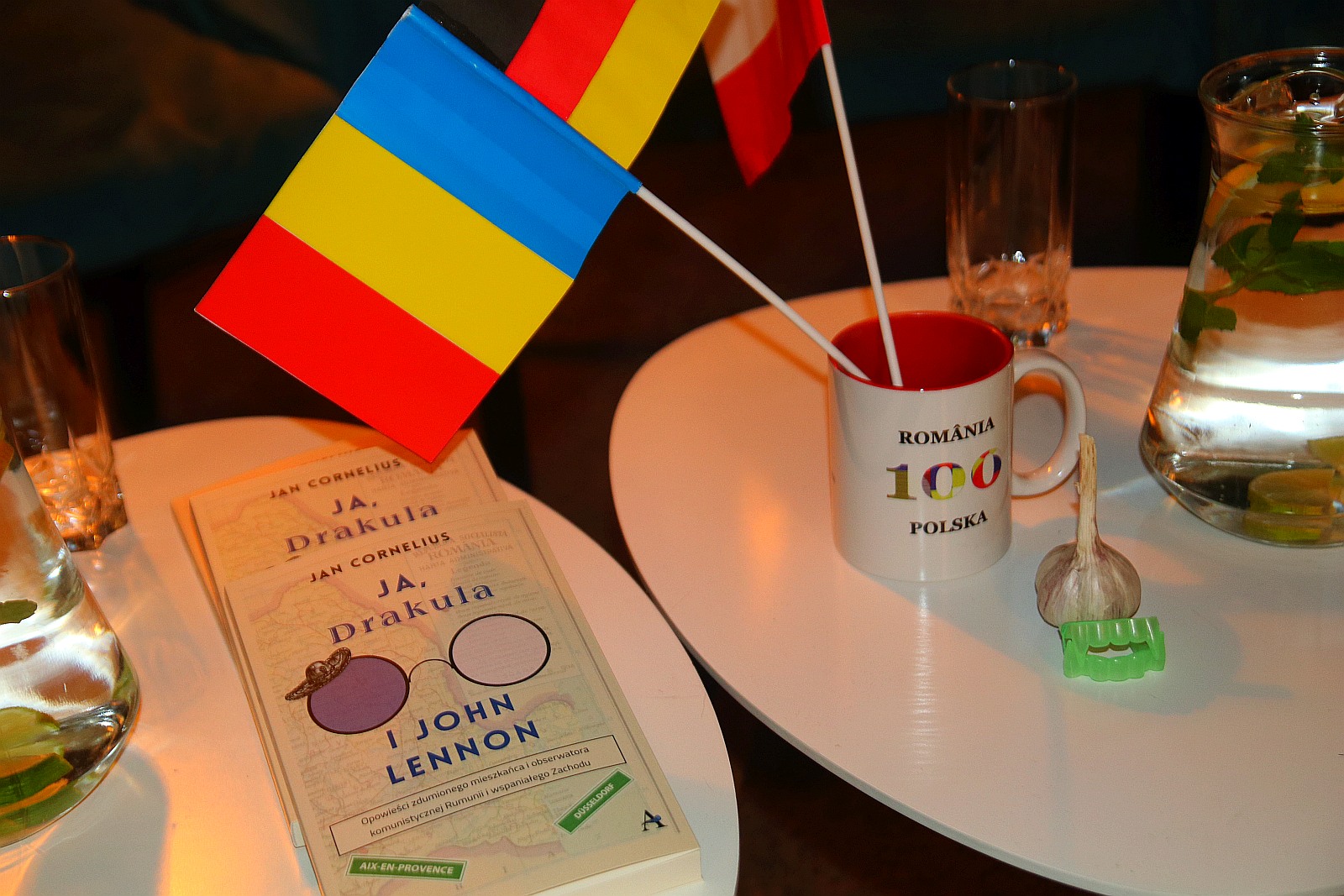 Drakula i Lennon w teatralnej kawiarni Art Cafe Modjeska
