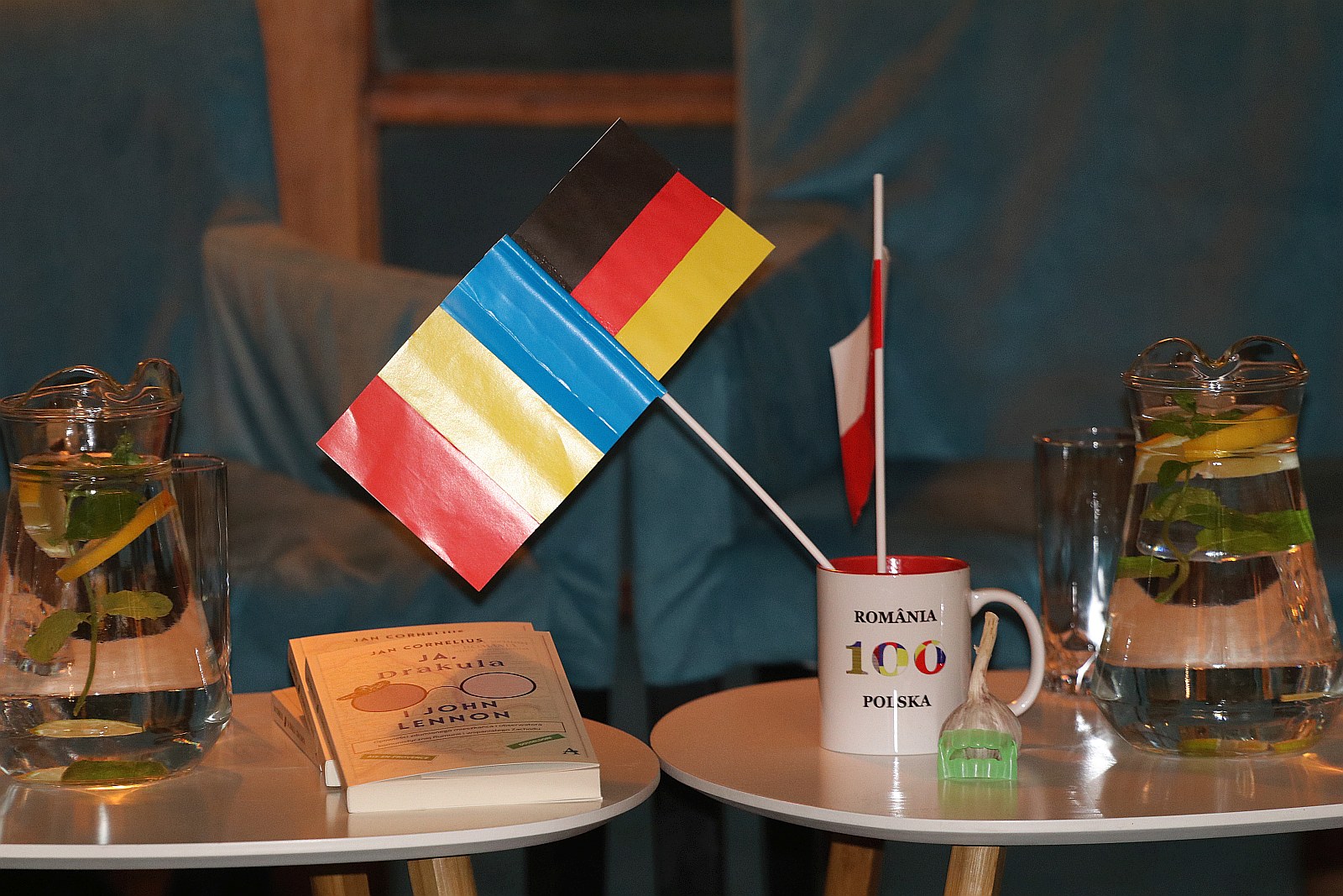 Drakula i Lennon w teatralnej kawiarni Art Cafe Modjeska
