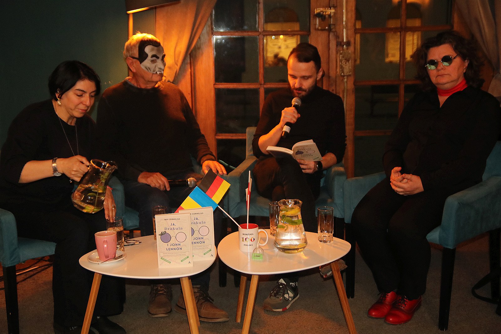 Drakula i Lennon w teatralnej kawiarni Art Cafe Modjeska
