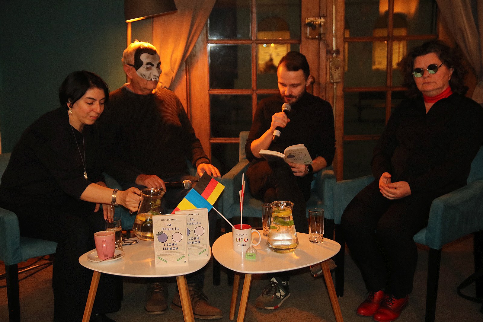 Drakula i Lennon w teatralnej kawiarni Art Cafe Modjeska
