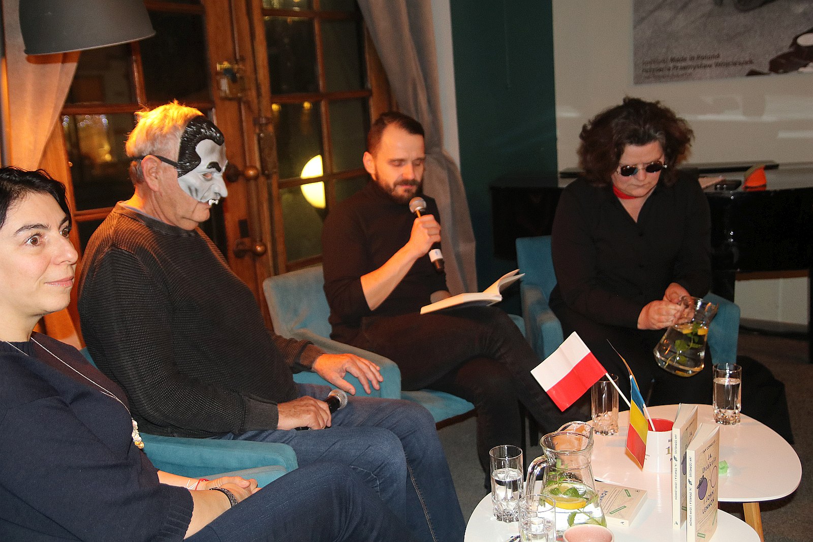 Drakula i Lennon w teatralnej kawiarni Art Cafe Modjeska

