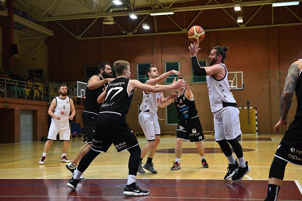 Basket Legnica przegrał we własnej hali ze Szczawnem Zdrój