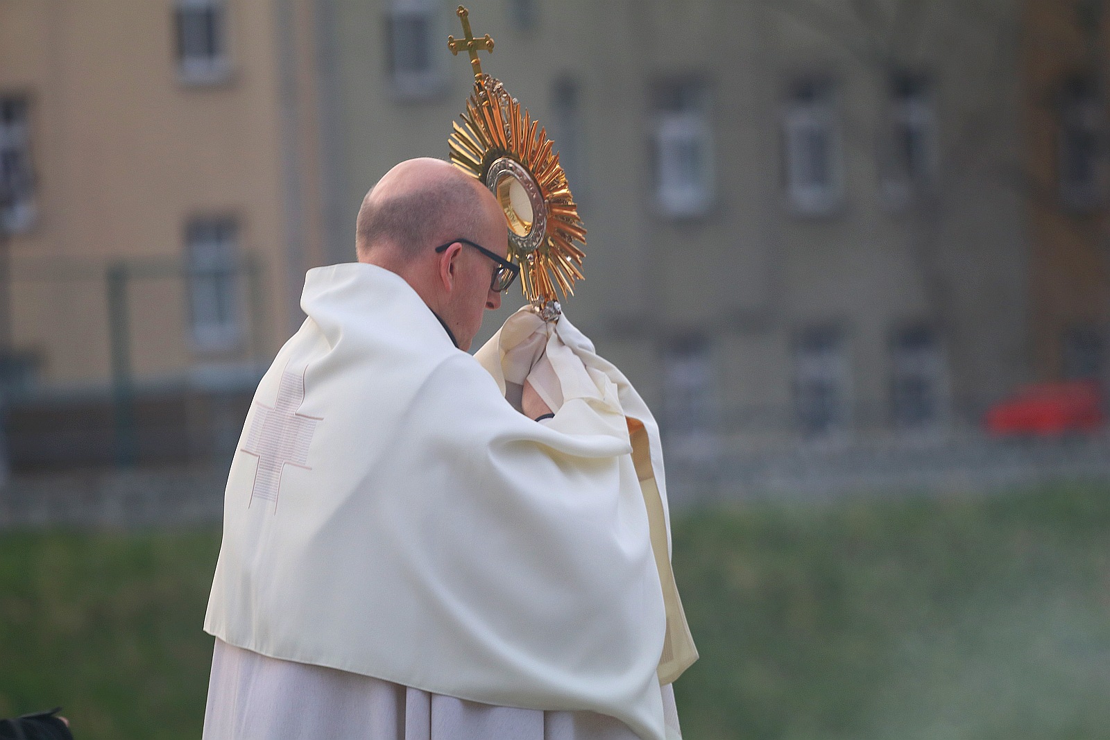 Z Najświętszym Sakramentem na ulicach Legnicy
