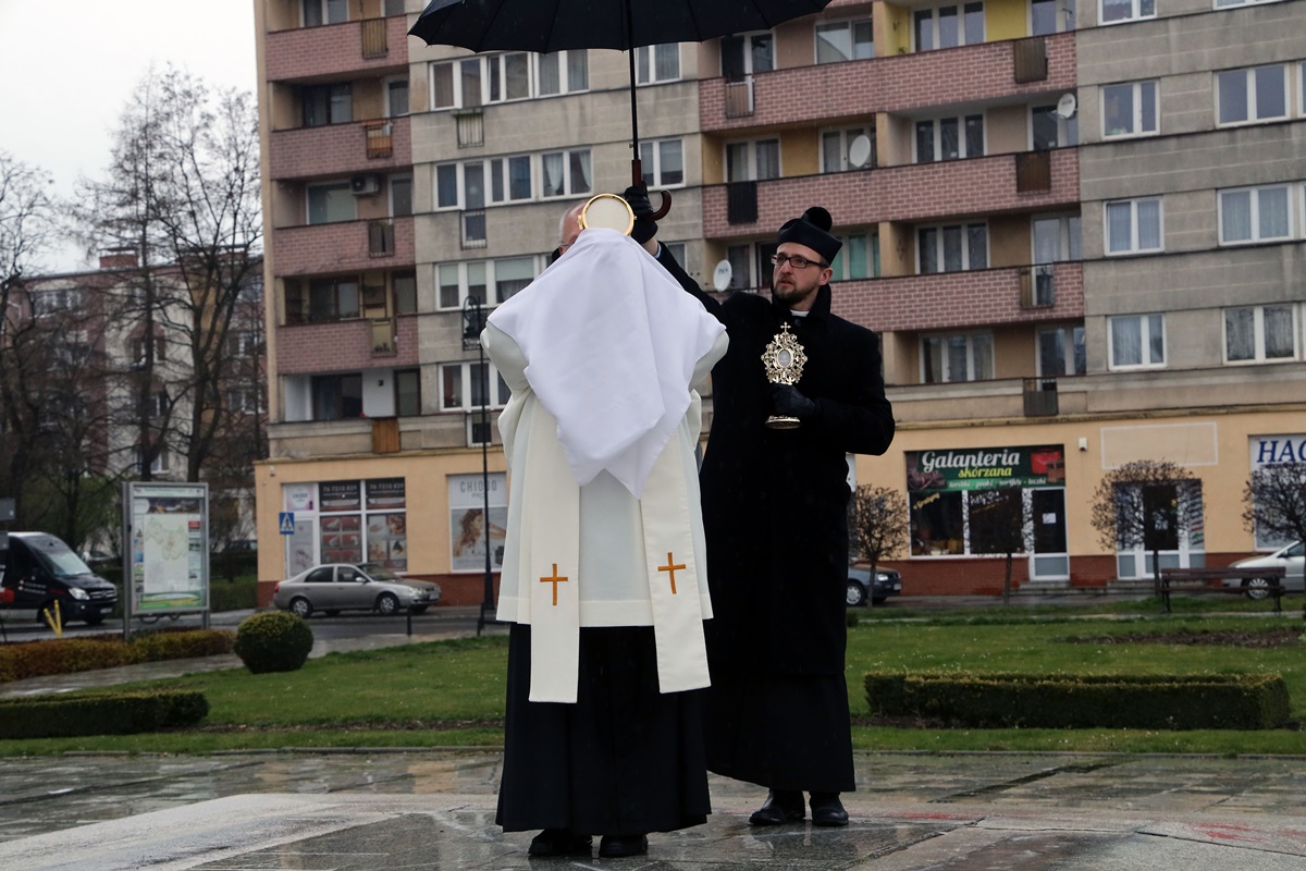 Proboszcz katedry błogosławił Najświętszym Sakramentem
