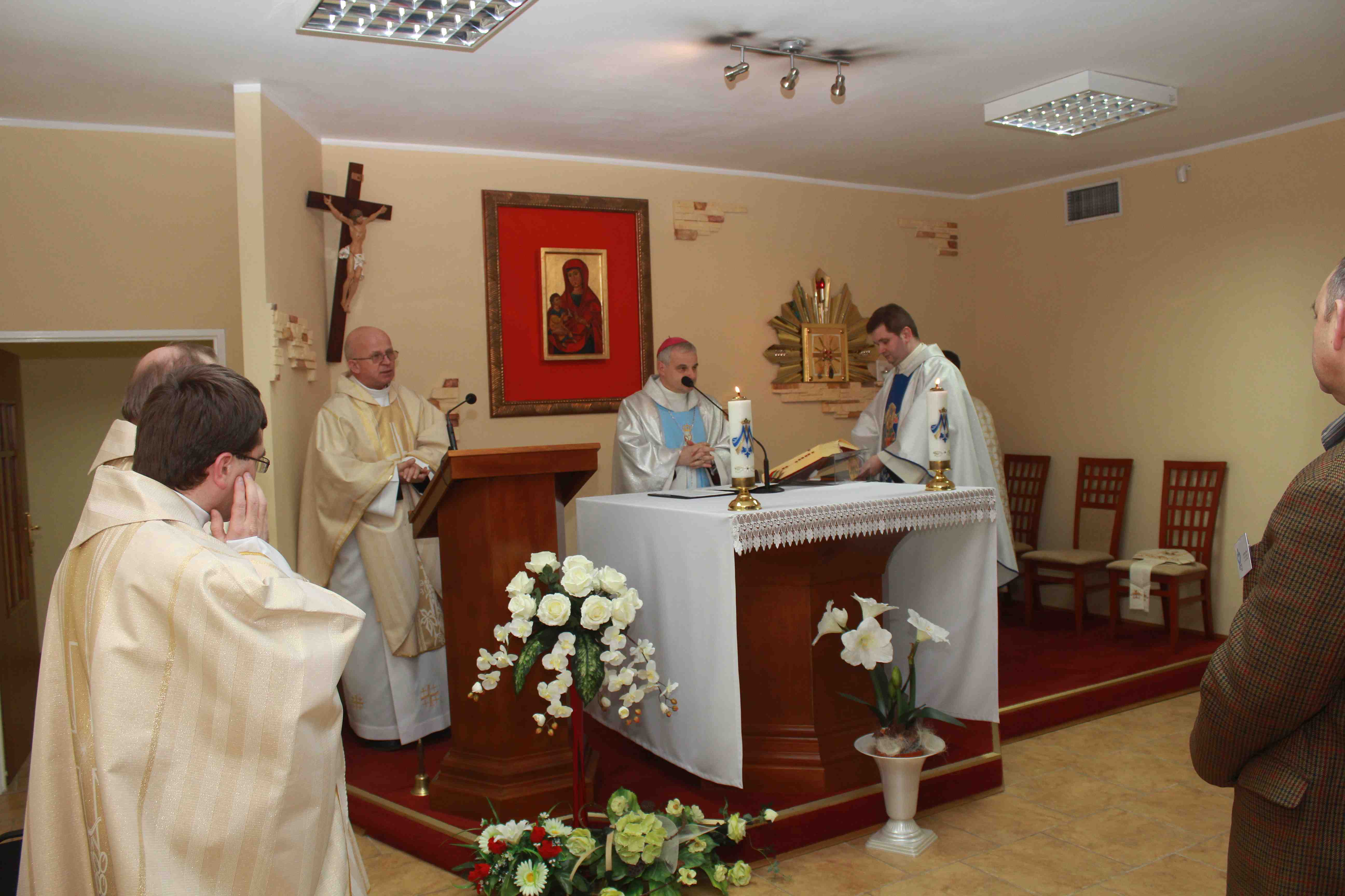 Zdjęcia biskupa Mendyka podczas posługi w Diecezji Legnickiej