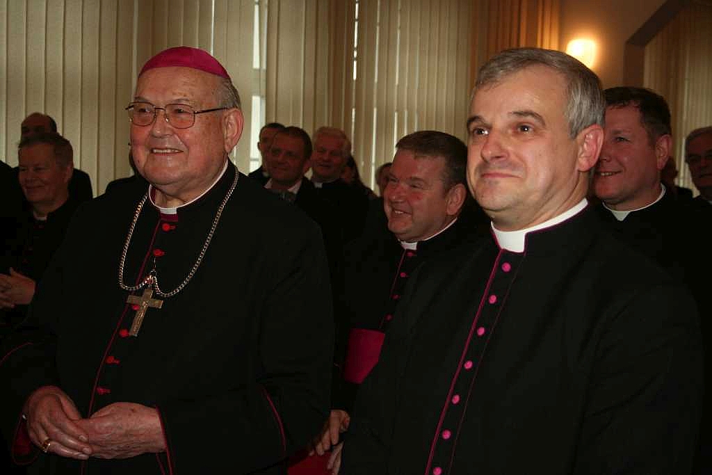 Zdjęcia biskupa Mendyka podczas posługi w Diecezji Legnickiej