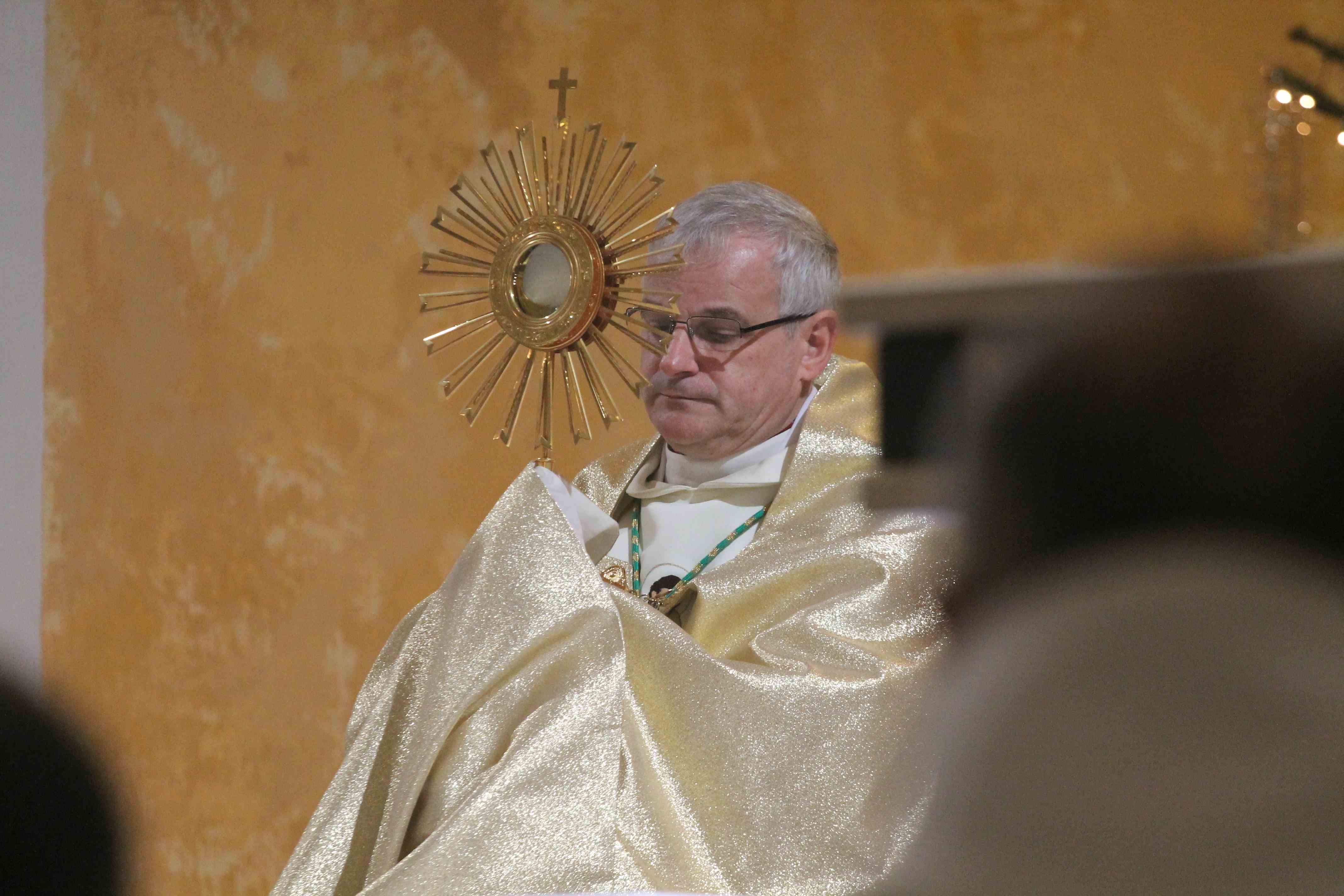 Zdjęcia biskupa Mendyka podczas posługi w Diecezji Legnickiej