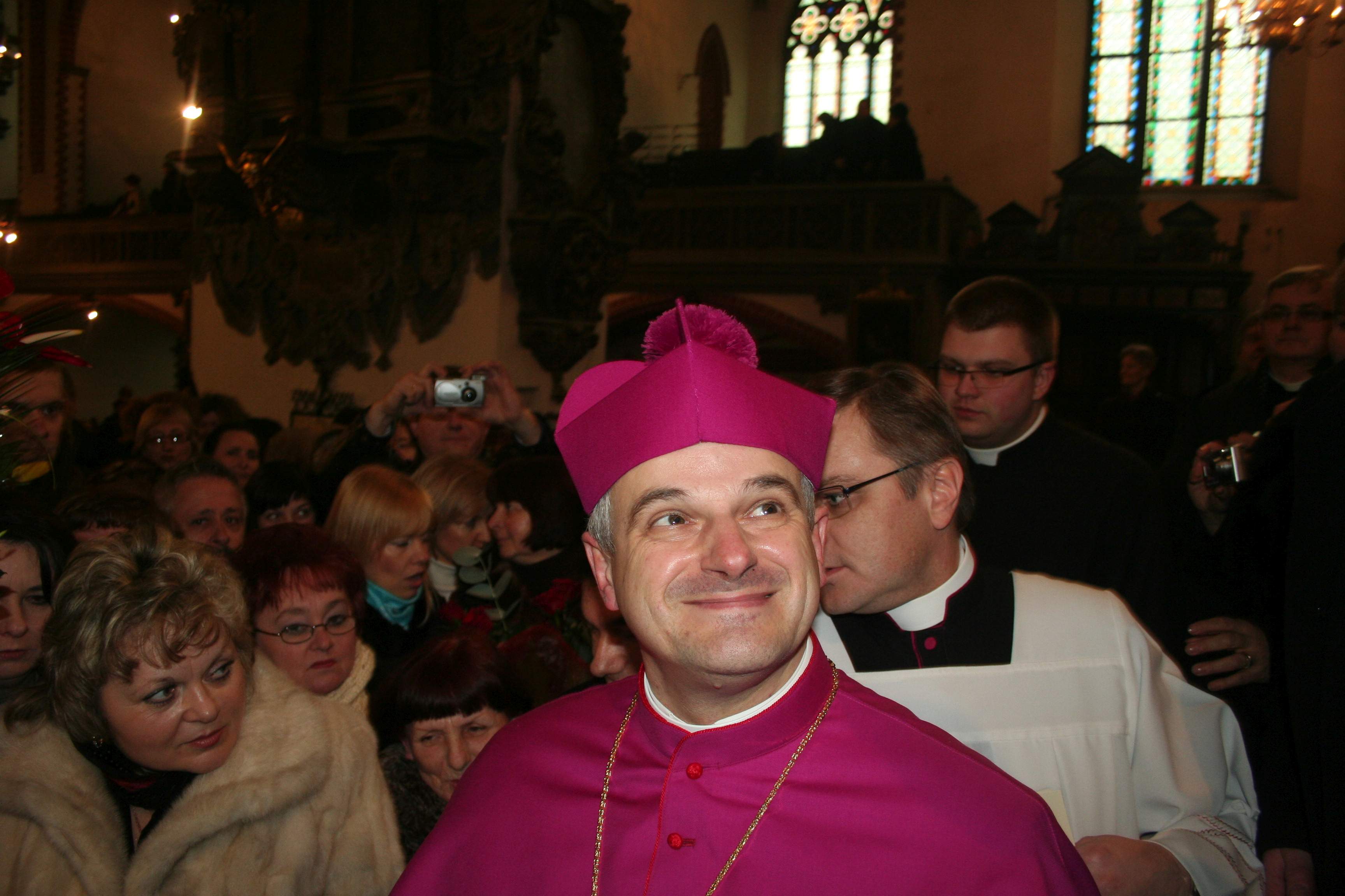 Zdjęcia biskupa Mendyka podczas posługi w Diecezji Legnickiej