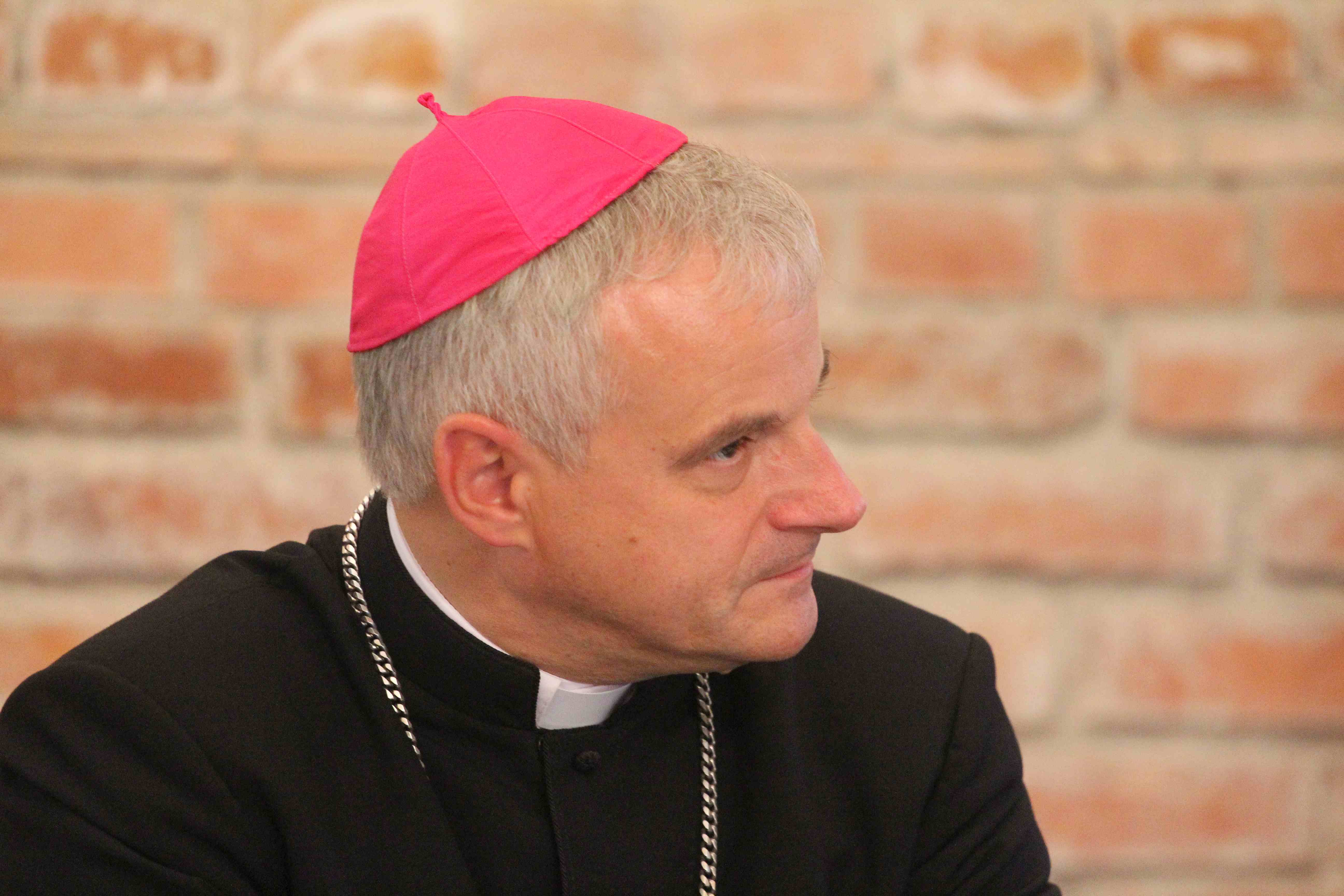 Zdjęcia biskupa Mendyka podczas posługi w Diecezji Legnickiej