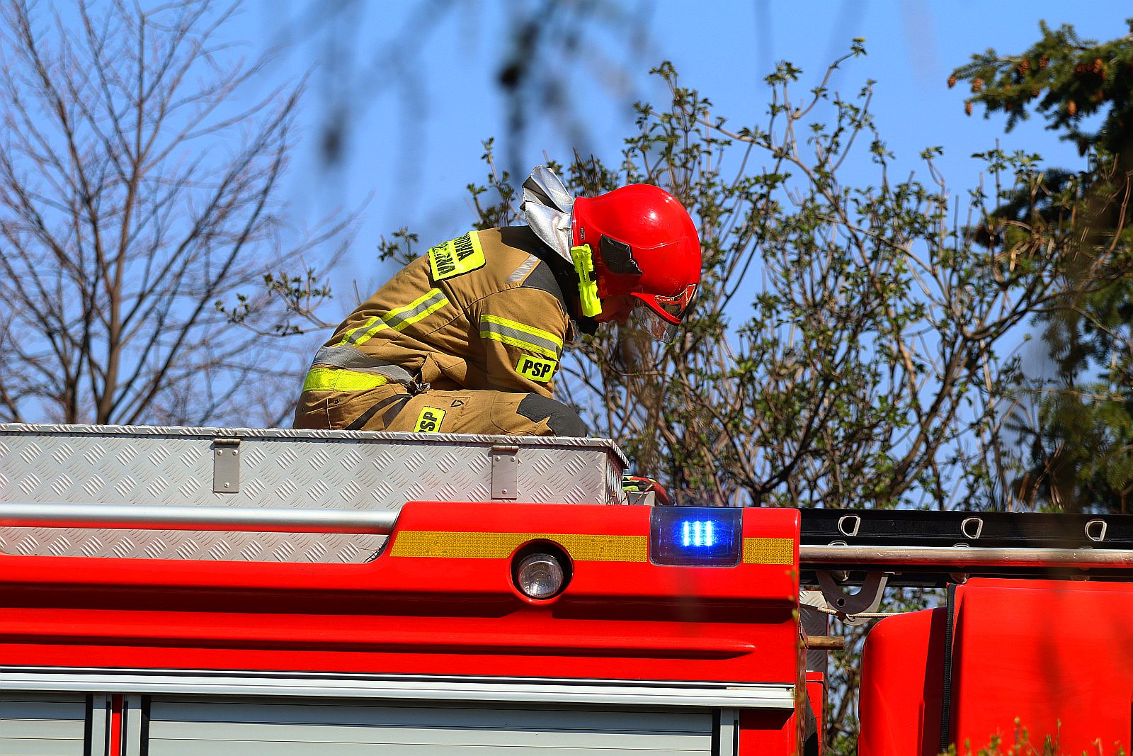 Stał na balkonie i krzyczał, że jest zarażony koronawirusem