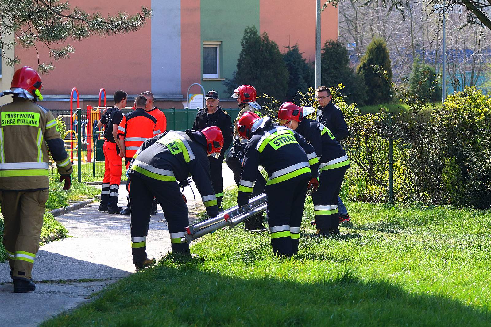 Stał na balkonie i krzyczał, że jest zarażony koronawirusem