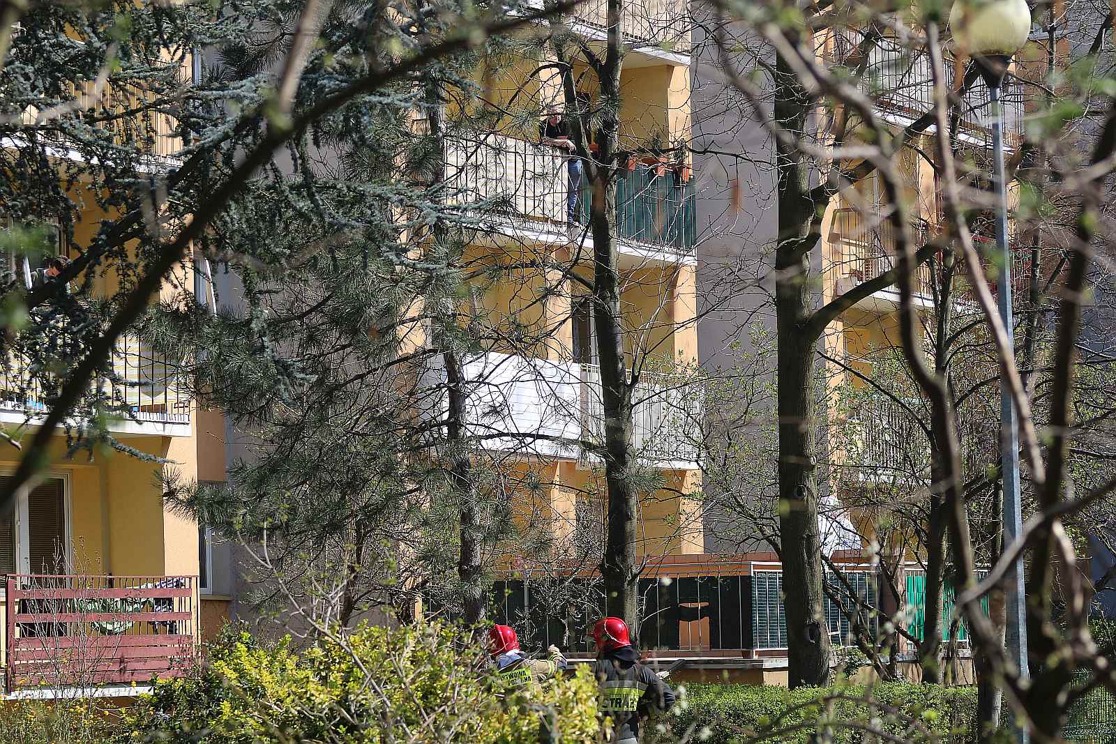 Stał na balkonie i krzyczał, że jest zarażony koronawirusem