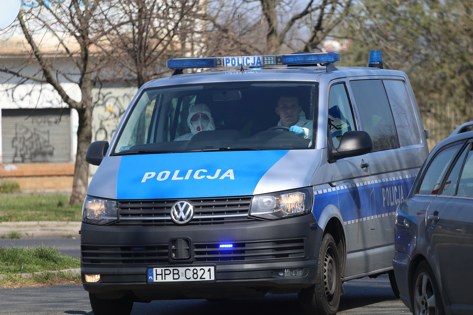 Stał na balkonie i krzyczał, że jest zarażony koronawirusem