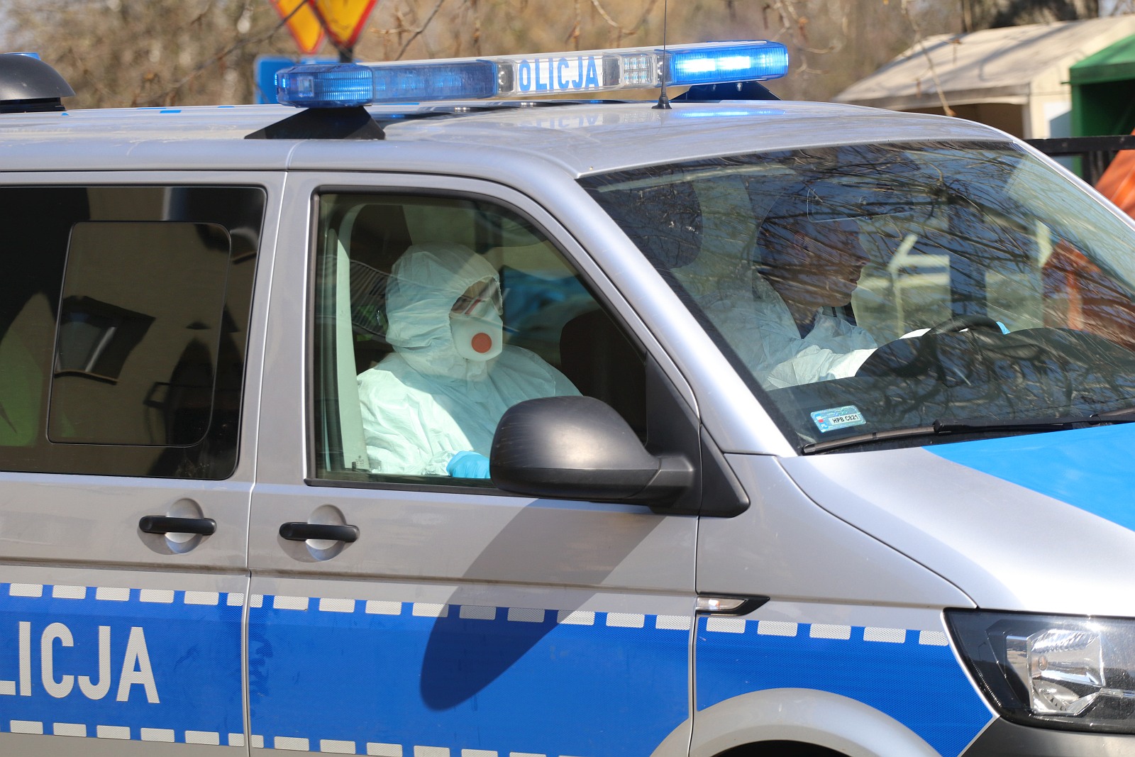 Stał na balkonie i krzyczał, że jest zarażony koronawirusem