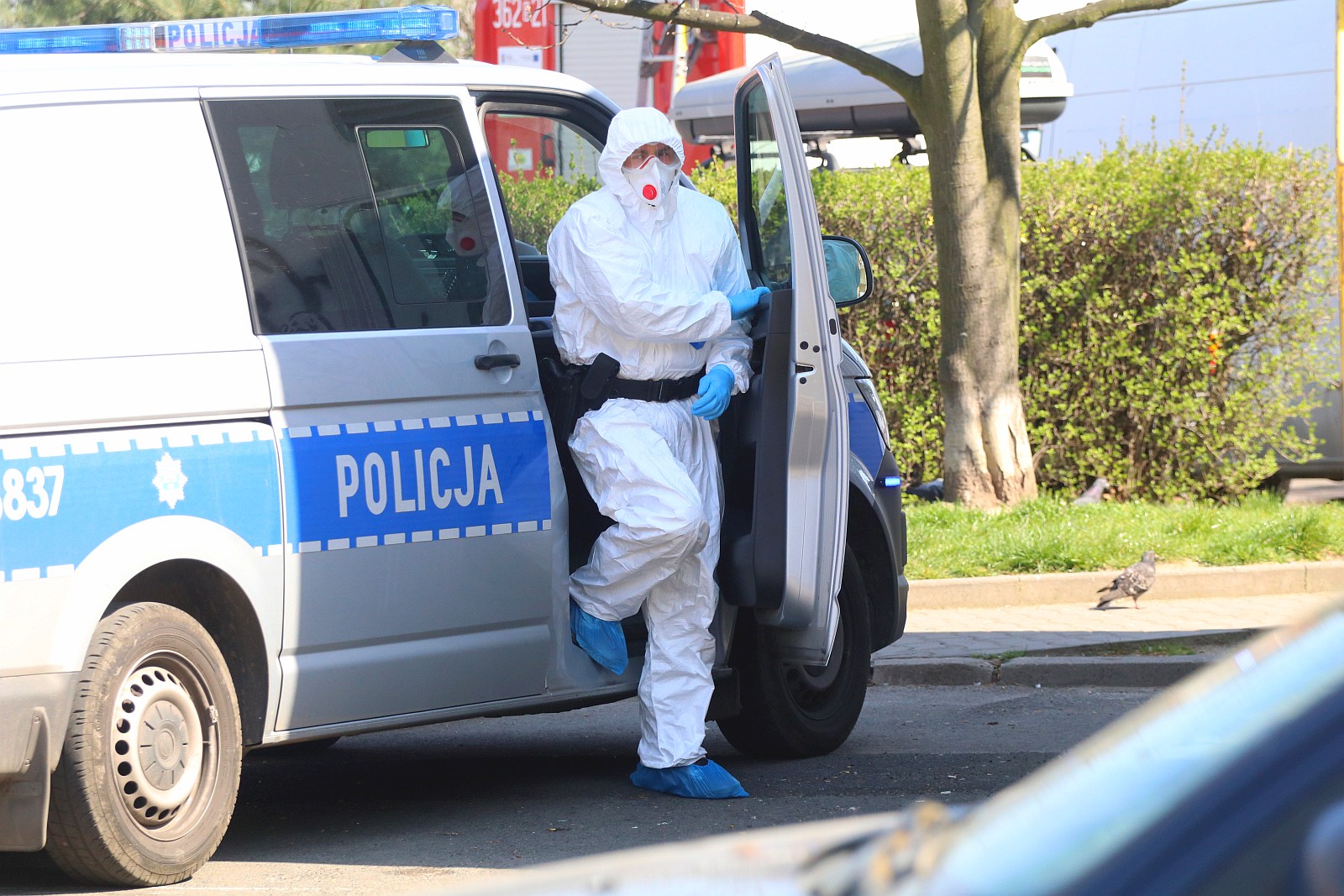Stał na balkonie i krzyczał, że jest zarażony koronawirusem