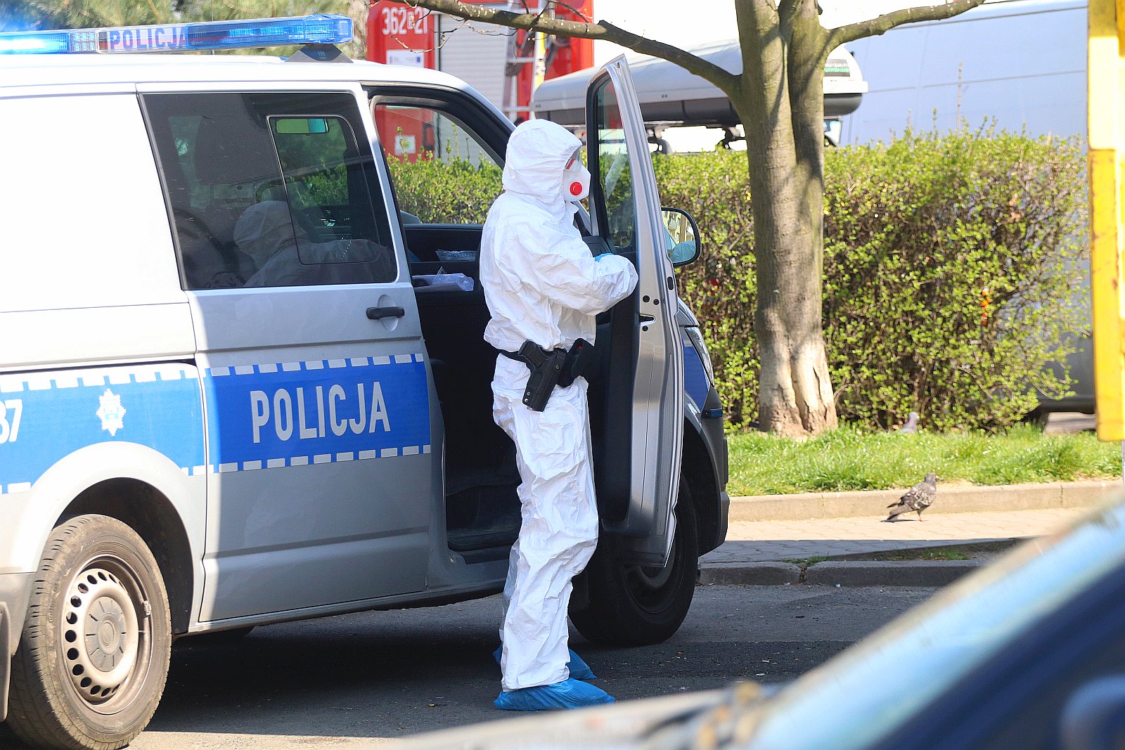 Stał na balkonie i krzyczał, że jest zarażony koronawirusem