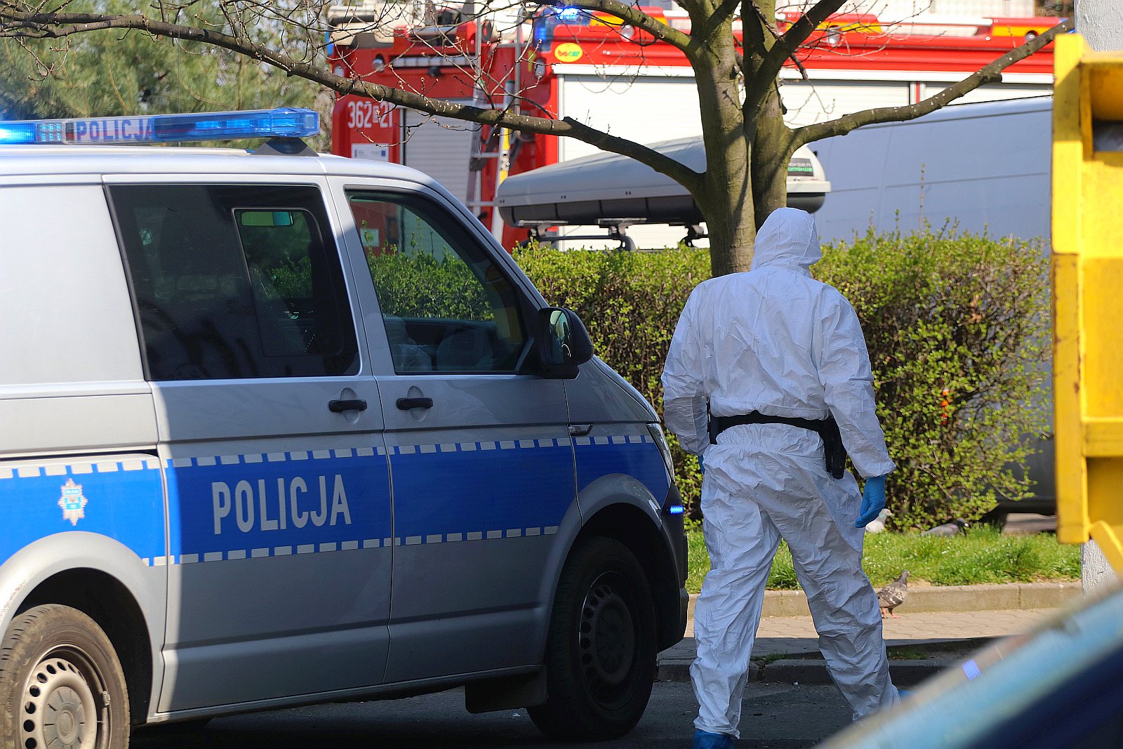Stał na balkonie i krzyczał, że jest zarażony koronawirusem