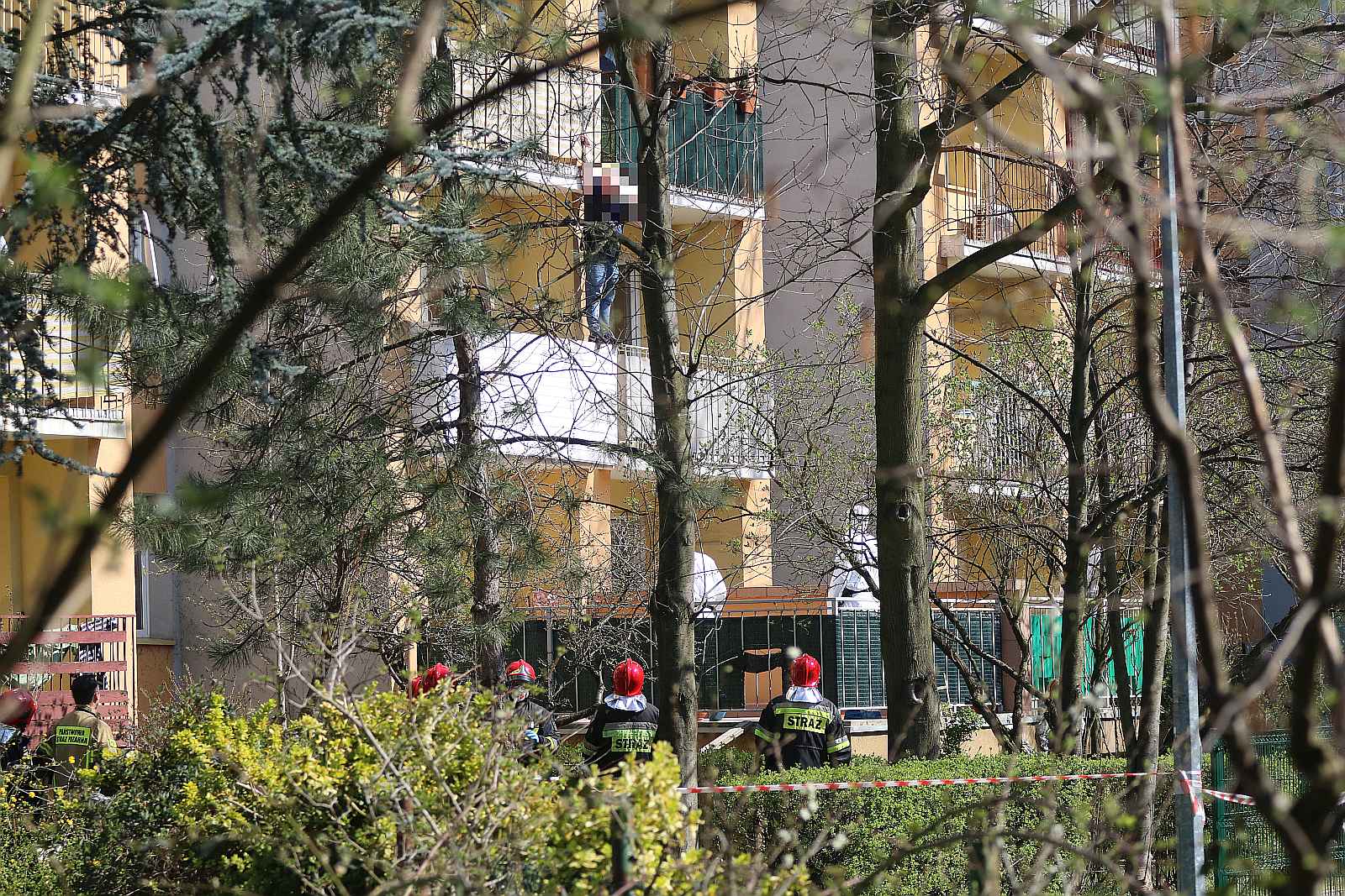 Stał na balkonie i krzyczał, że jest zarażony koronawirusem