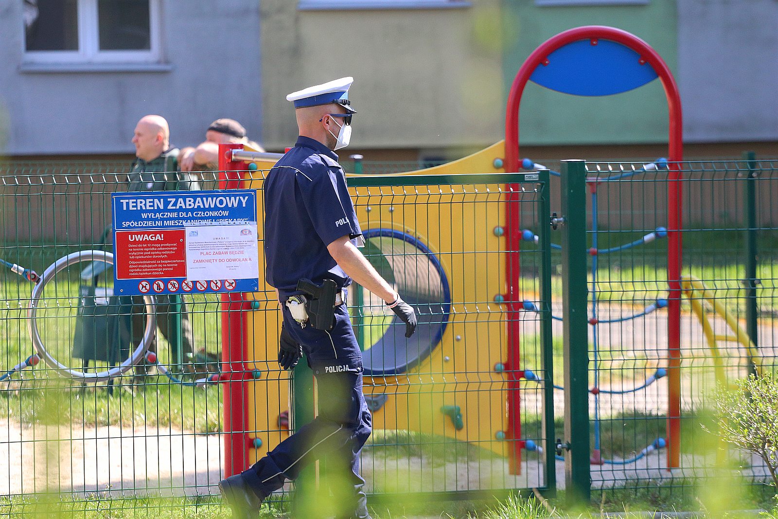 Stał na balkonie i krzyczał, że jest zarażony koronawirusem