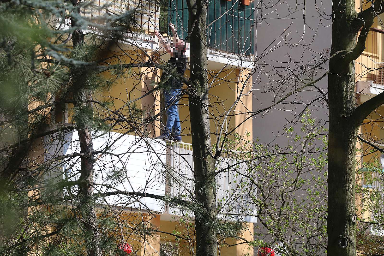 Stał na balkonie i krzyczał, że jest zarażony koronawirusem