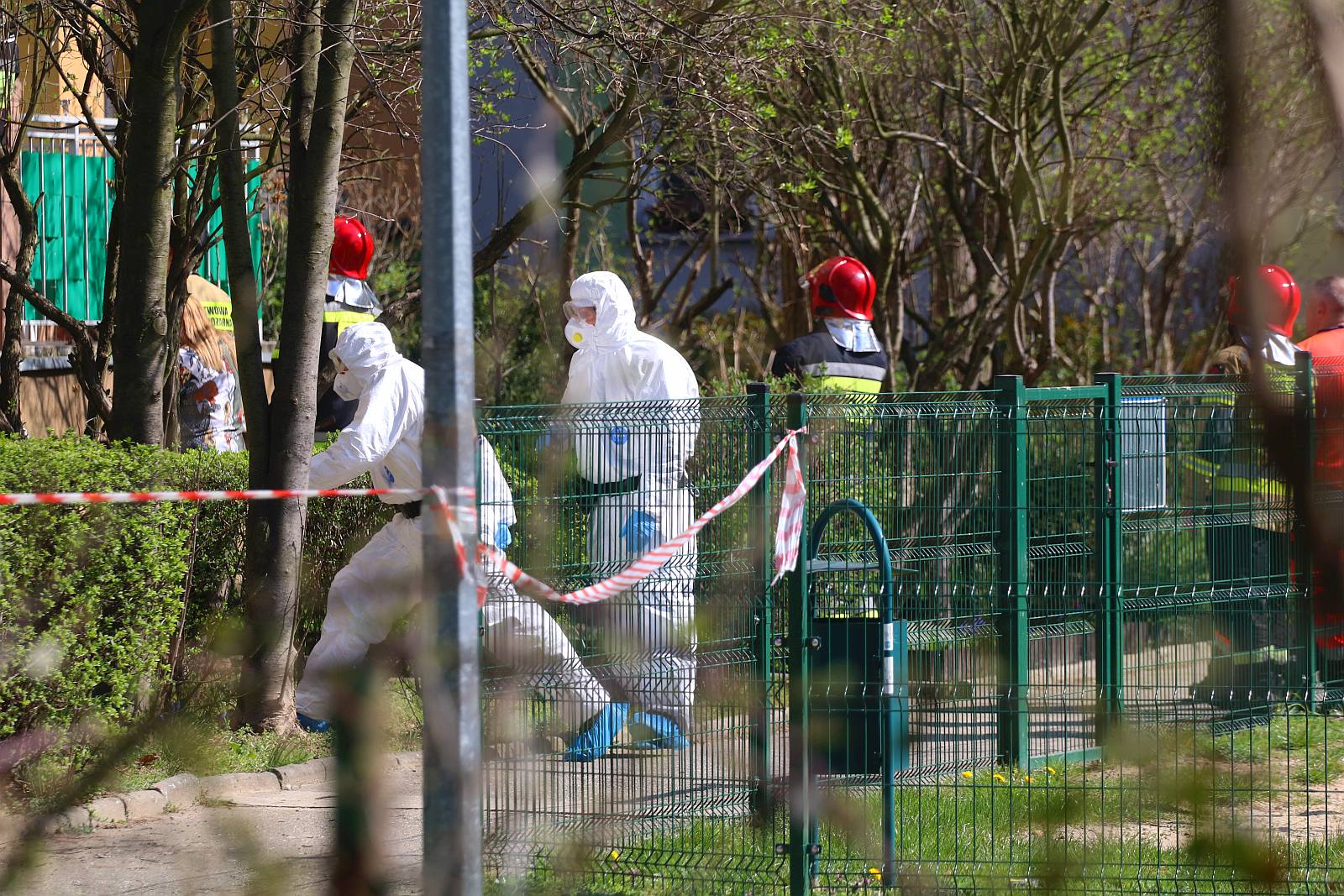Stał na balkonie i krzyczał, że jest zarażony koronawirusem