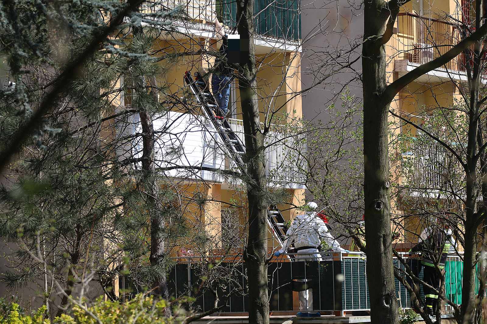 Stał na balkonie i krzyczał, że jest zarażony koronawirusem