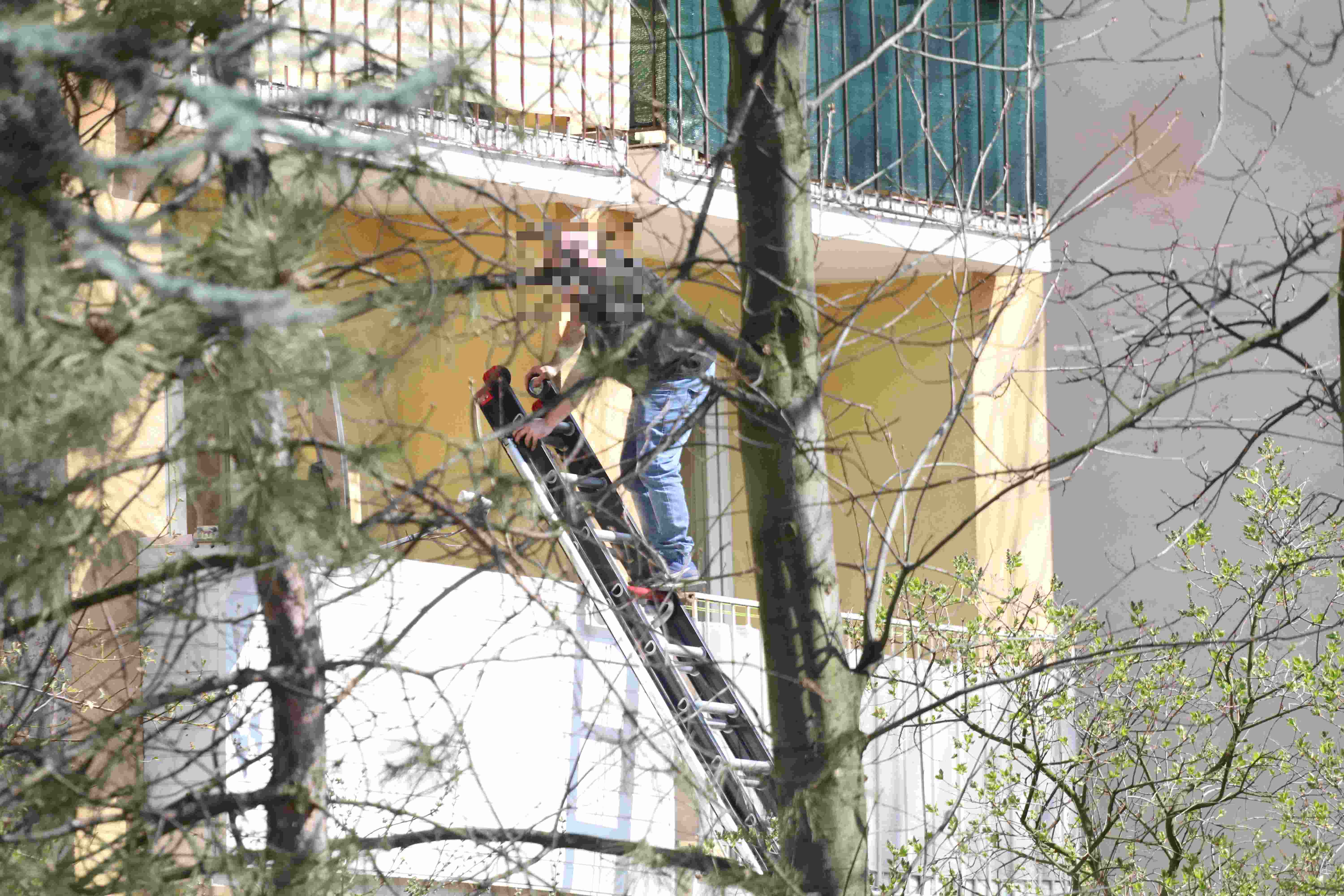 Stał na balkonie i krzyczał, że jest zarażony koronawirusem