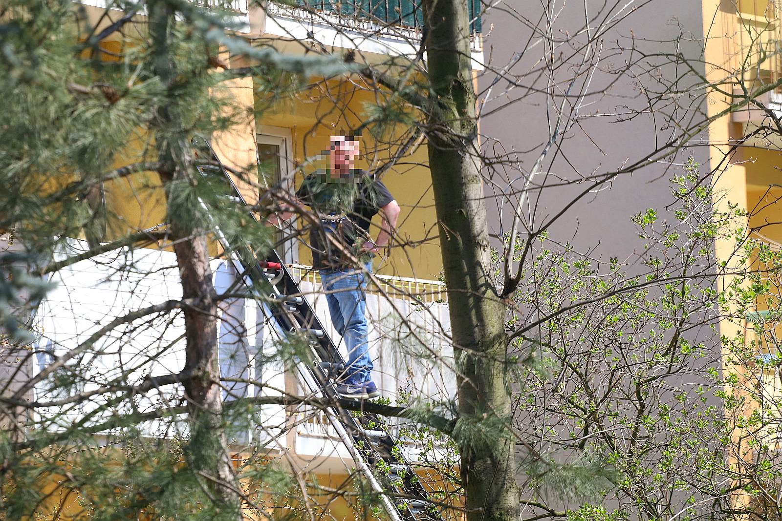 Stał na balkonie i krzyczał, że jest zarażony koronawirusem