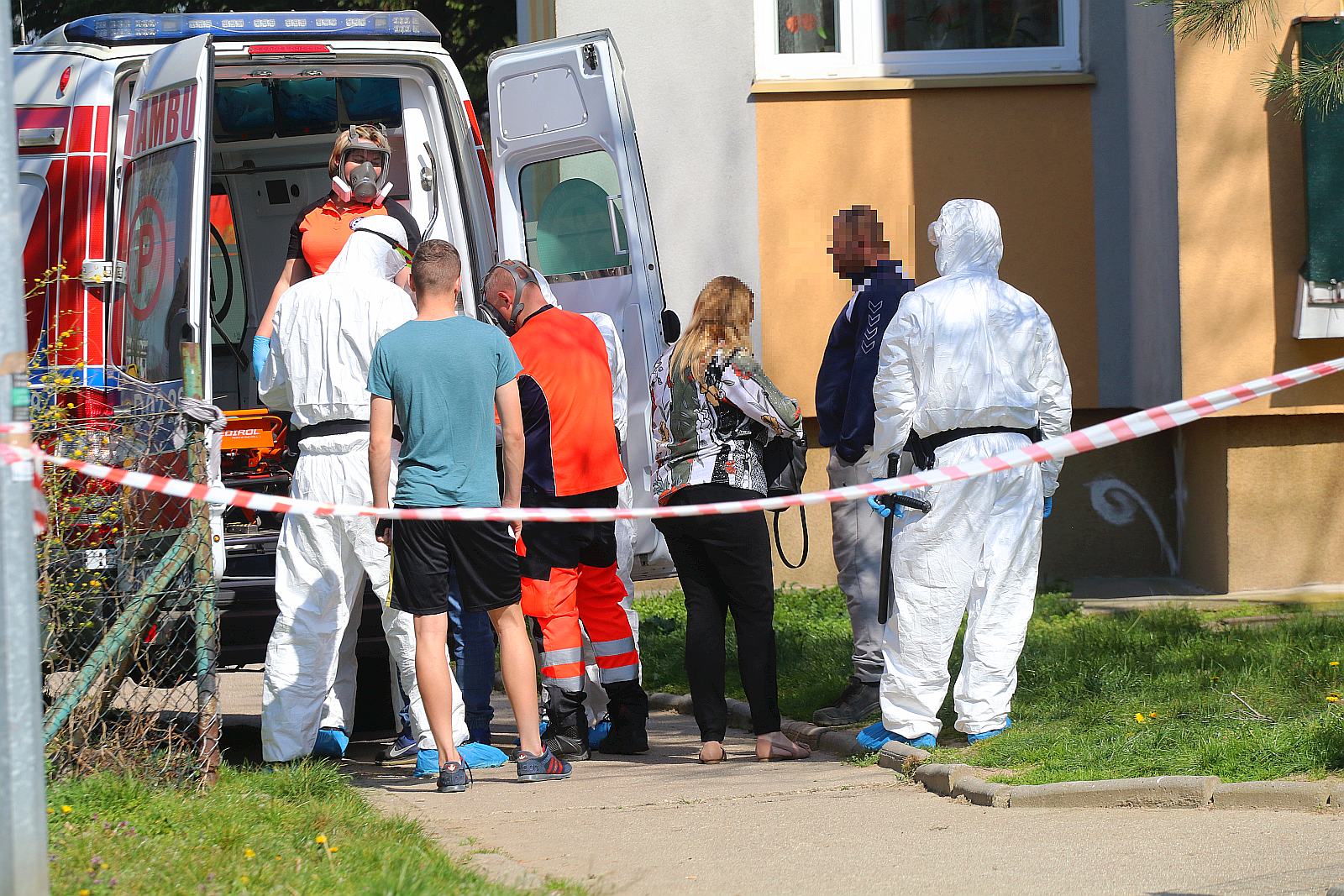 Stał na balkonie i krzyczał, że jest zarażony koronawirusem