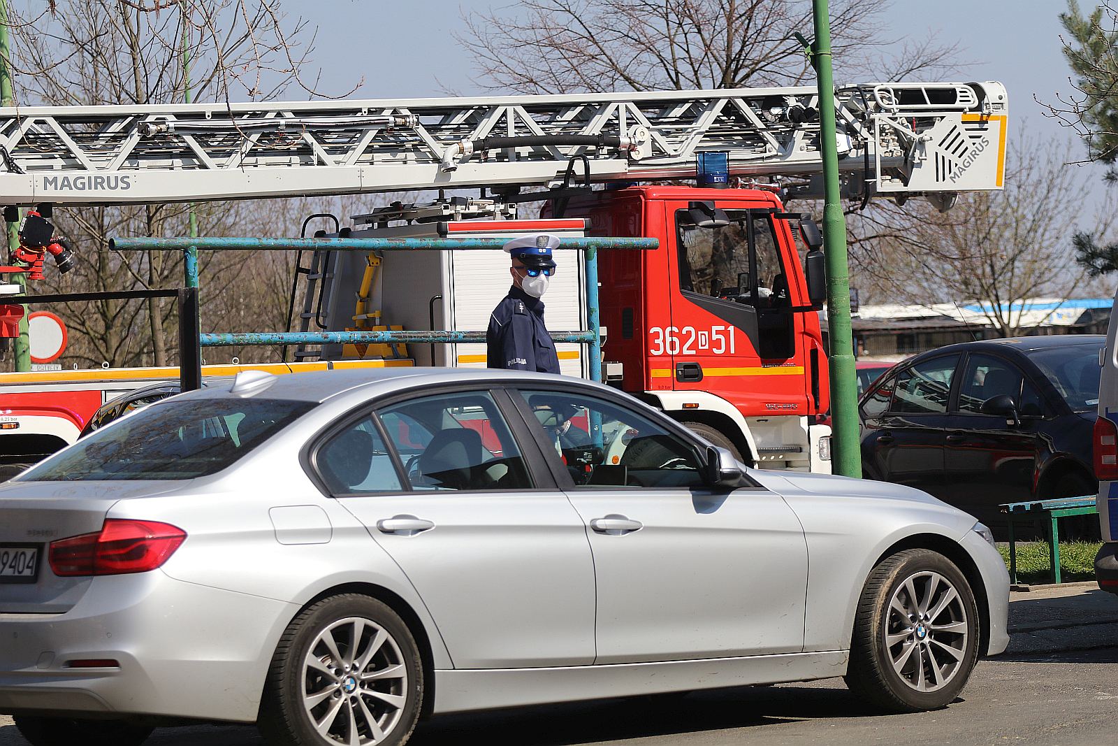Stał na balkonie i krzyczał, że jest zarażony koronawirusem