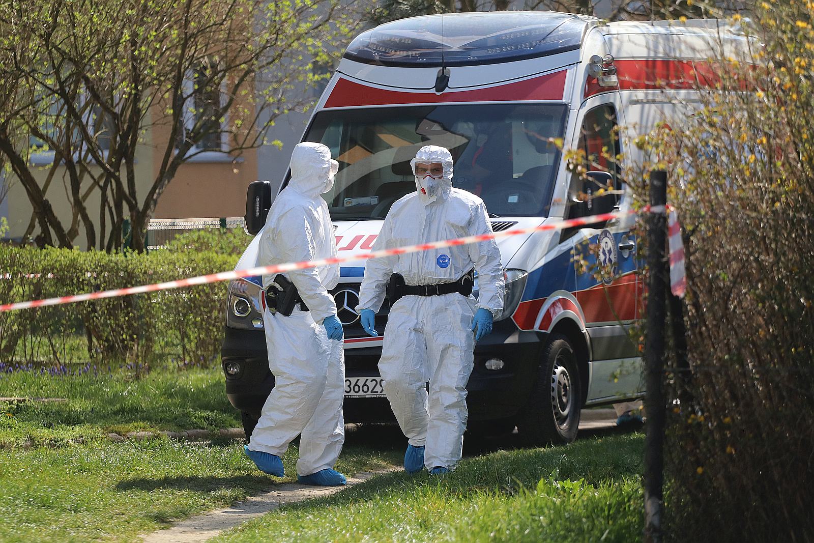 Stał na balkonie i krzyczał, że jest zarażony koronawirusem