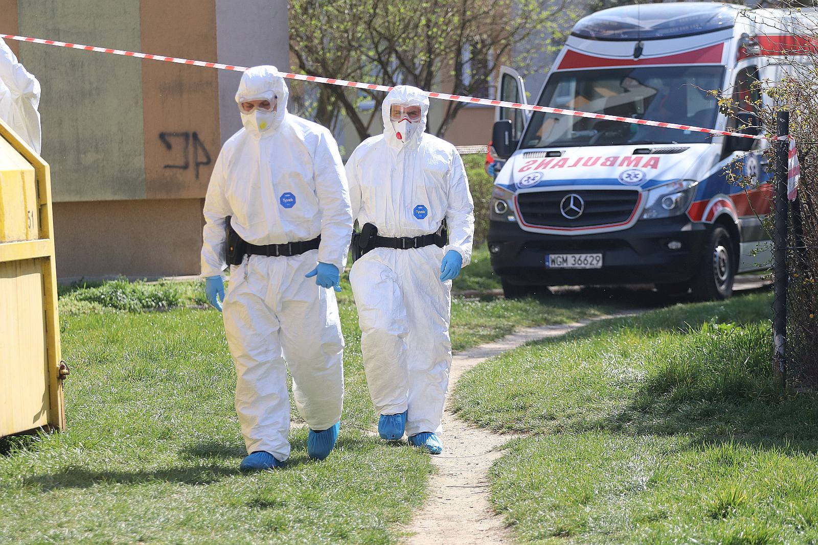 Stał na balkonie i krzyczał, że jest zarażony koronawirusem
