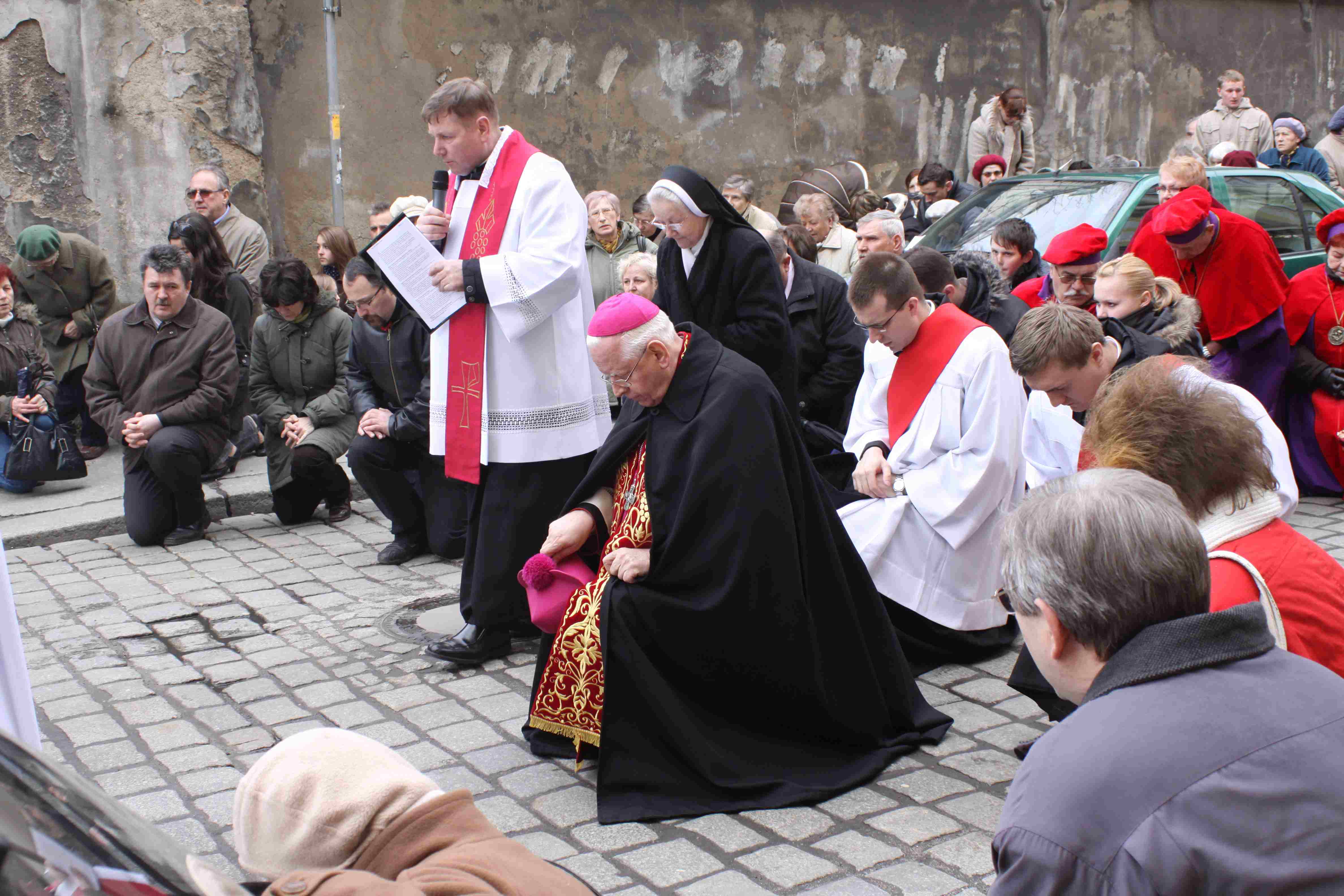 Wielki Piątek. W tym roku bez Drogi Krzyżowej po ulicach Legnicy