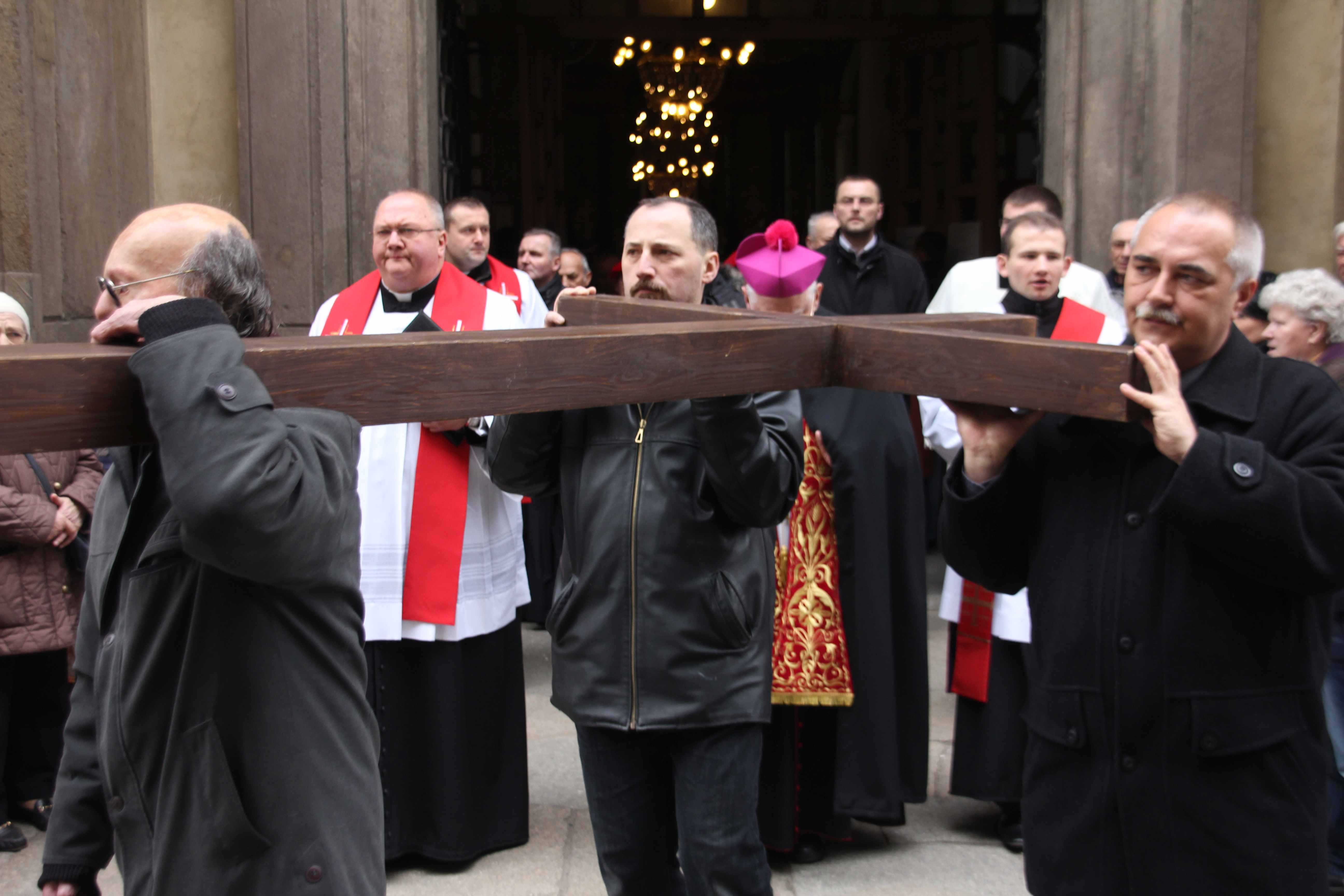 Wielki Piątek. W tym roku bez Drogi Krzyżowej po ulicach Legnicy