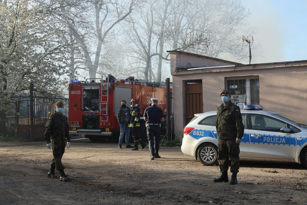 Gęsty, czarny dym unosił się nad Legnicą. Płonęły opony