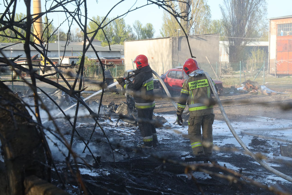 Gęsty, czarny dym unosił się nad Legnicą. Płonęły opony