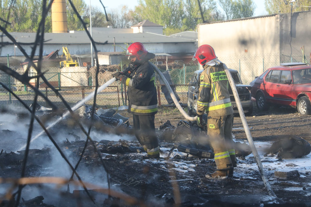 Gęsty, czarny dym unosił się nad Legnicą. Płonęły opony
