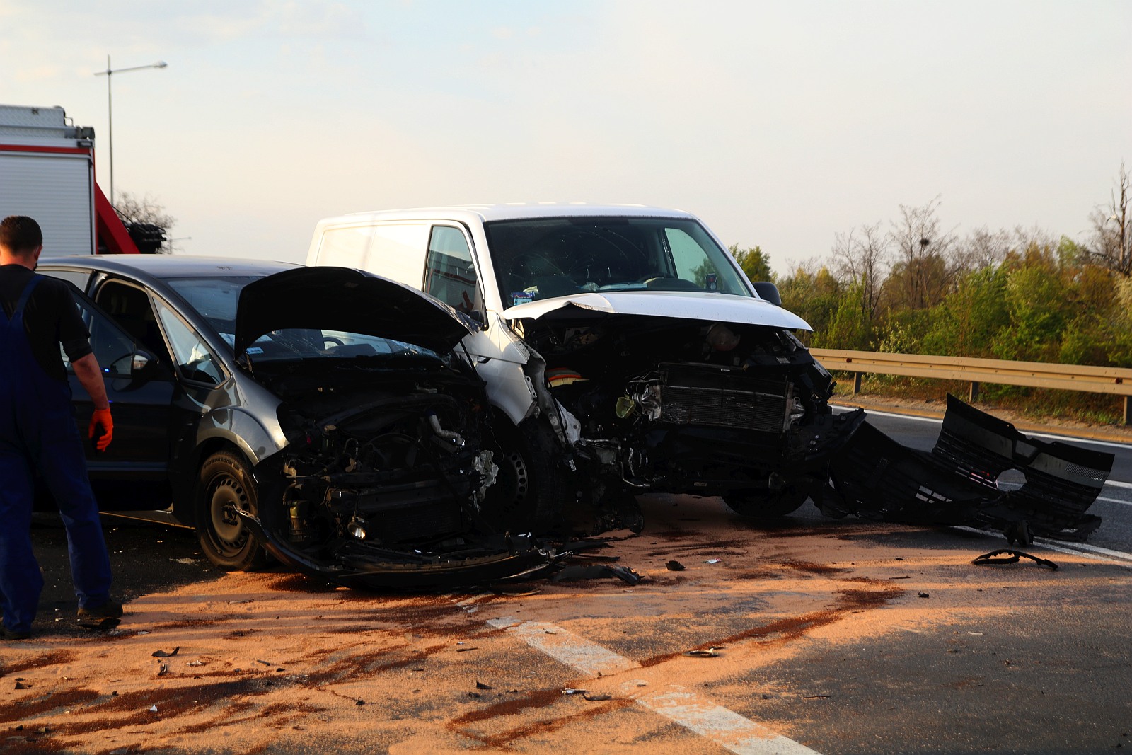 Volkswagen i Ford zderzyły się przy zjeździe na autostradę