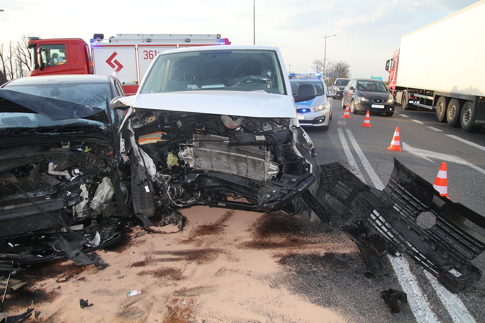 Volkswagen i Ford zderzyły się przy zjeździe na autostradę