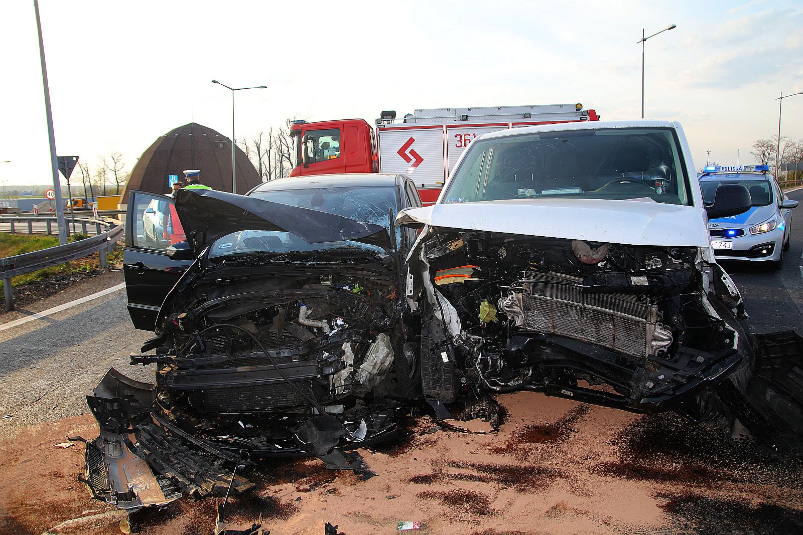 Volkswagen i Ford zderzyły się przy zjeździe na autostradę