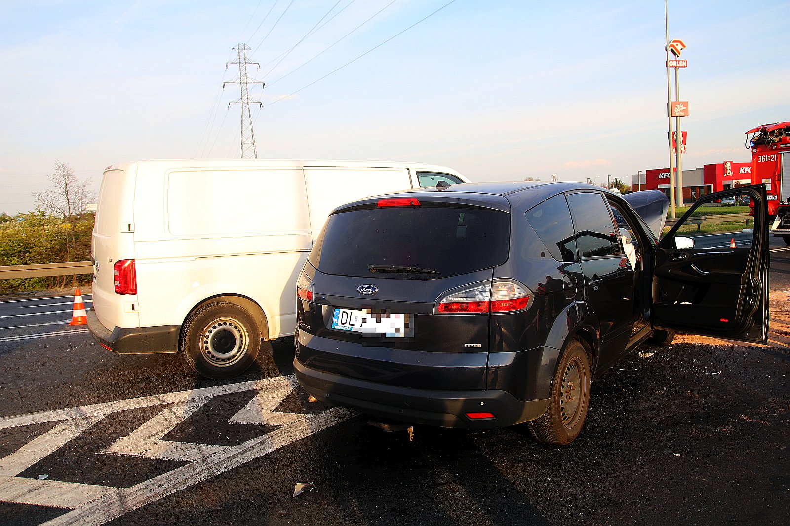 Volkswagen i Ford zderzyły się przy zjeździe na autostradę
