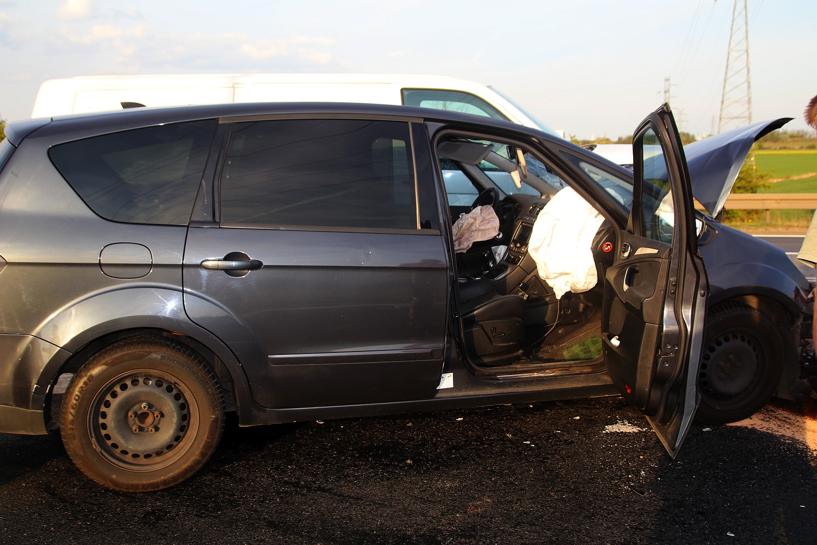 Volkswagen i Ford zderzyły się przy zjeździe na autostradę