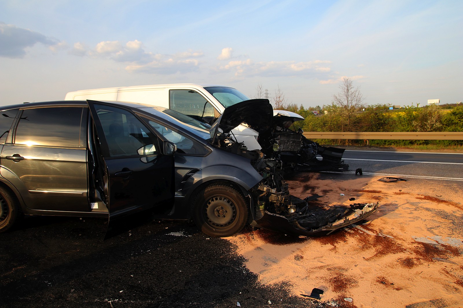 Volkswagen i Ford zderzyły się przy zjeździe na autostradę